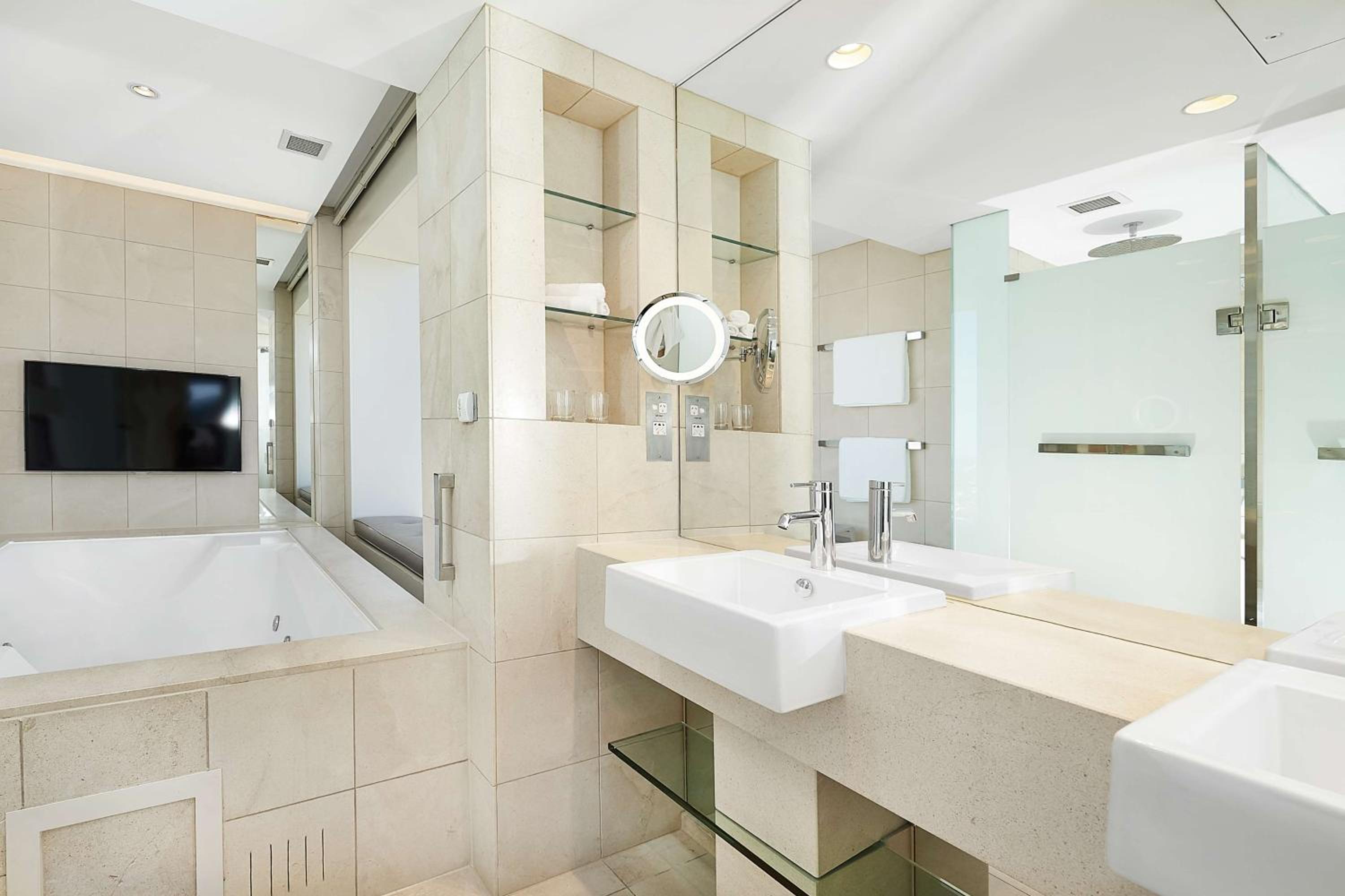 Suite with City View thumbnail 6