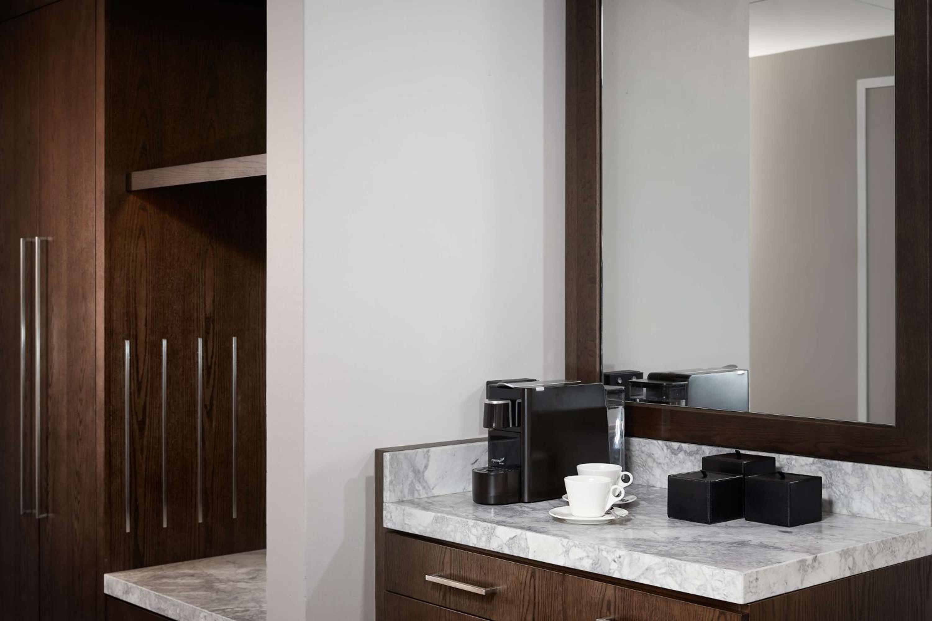 Executive Suite thumbnail 6