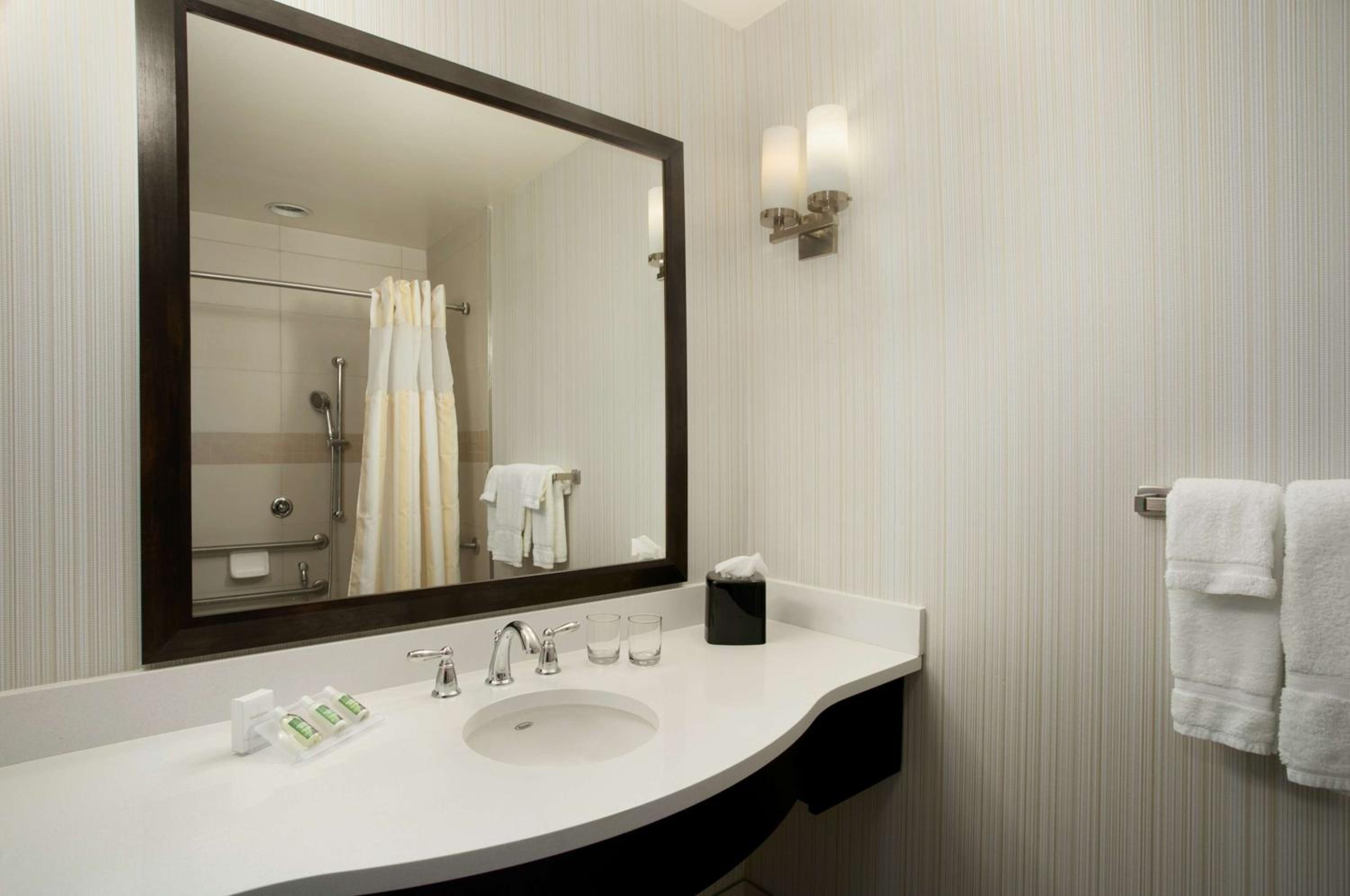 Queen Room with Two Queen Beds - Mobility and Hearing Access photo 3