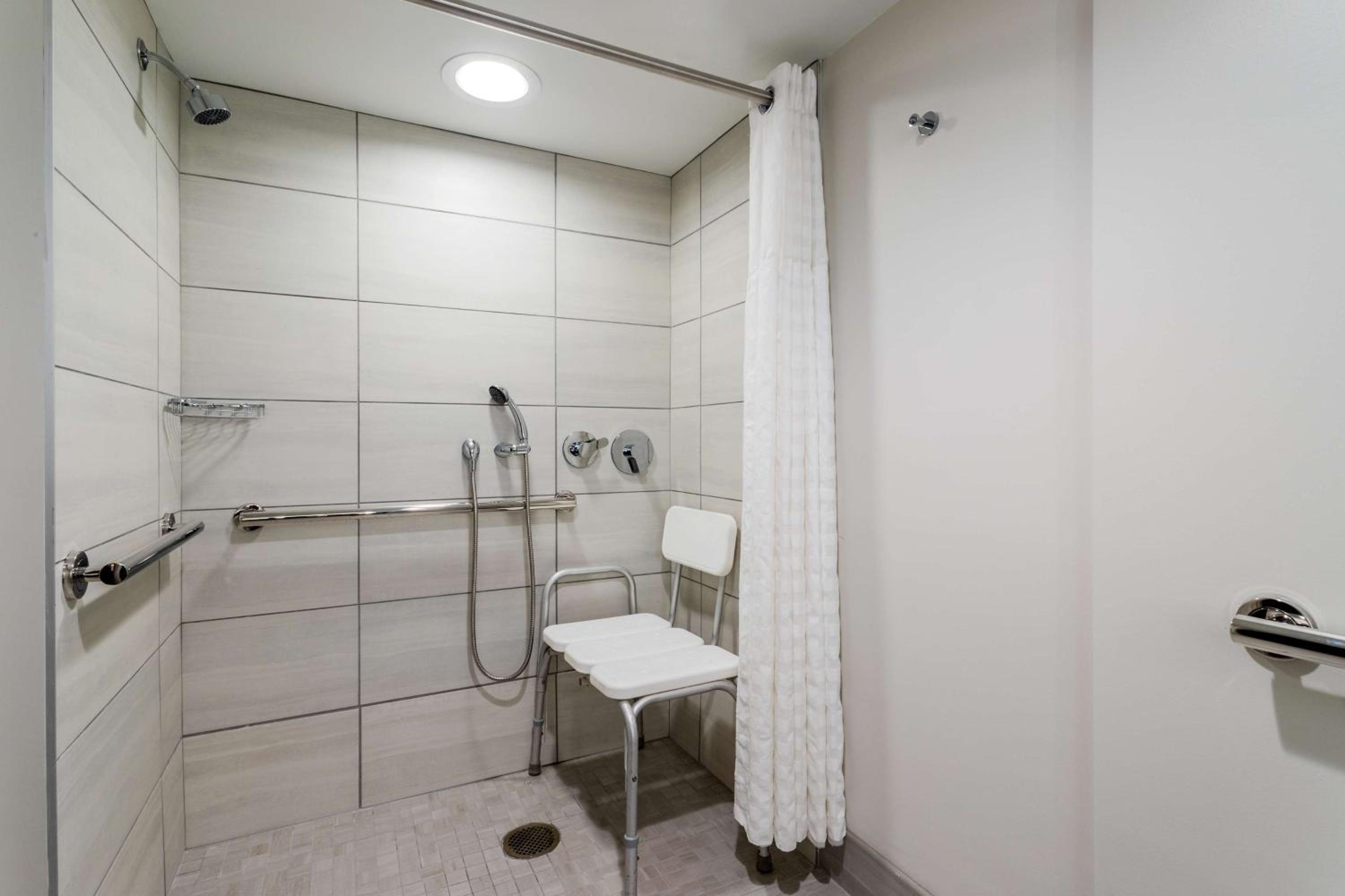 One-Bedroom Suite with Two Double Beds and Roll-in Shower - Mobility Access/Non-Smoking - Photo 4