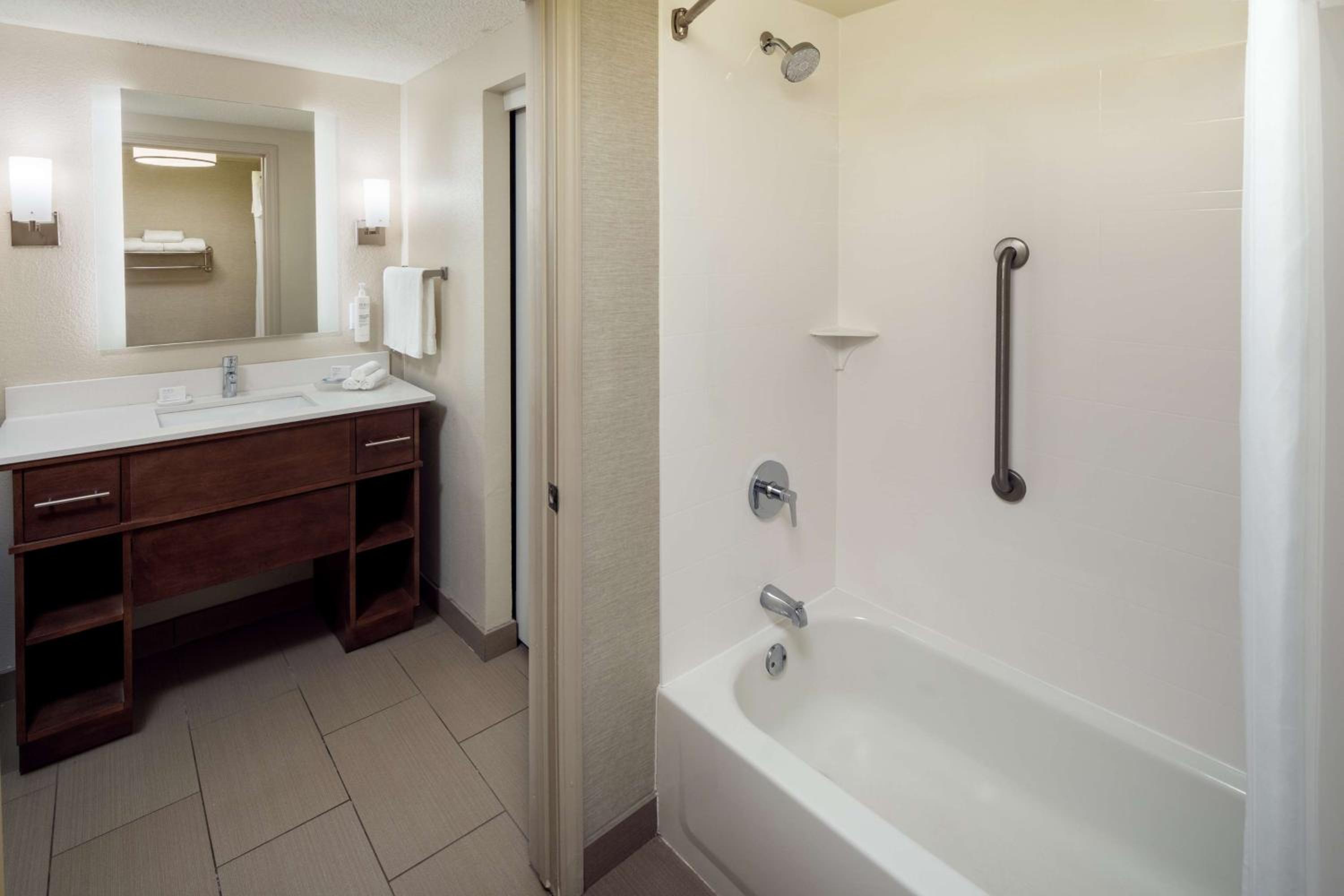 Two-Bedroom Suite - Non-Smoking - Photo 4