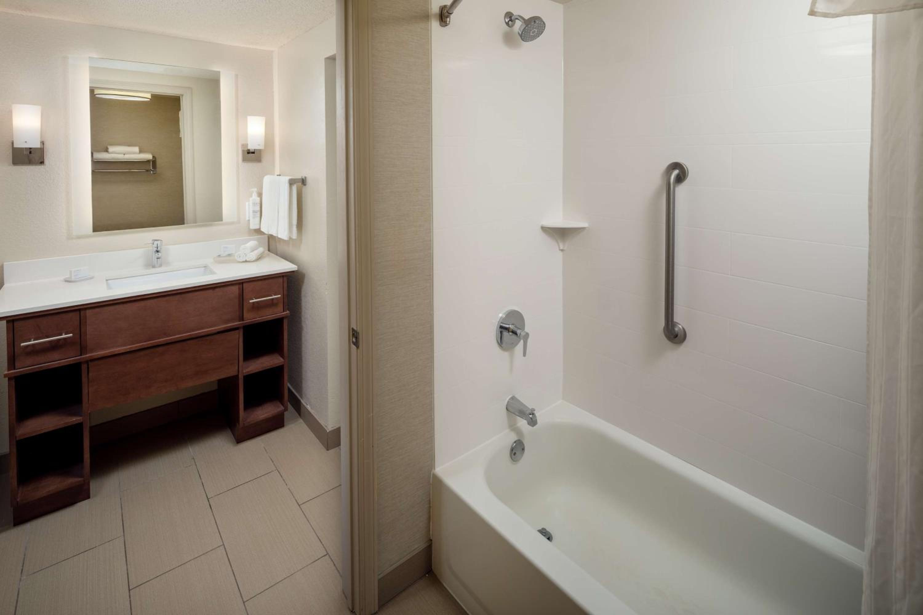 One-Bedroom King Suite - Non-Smoking - Photo 5