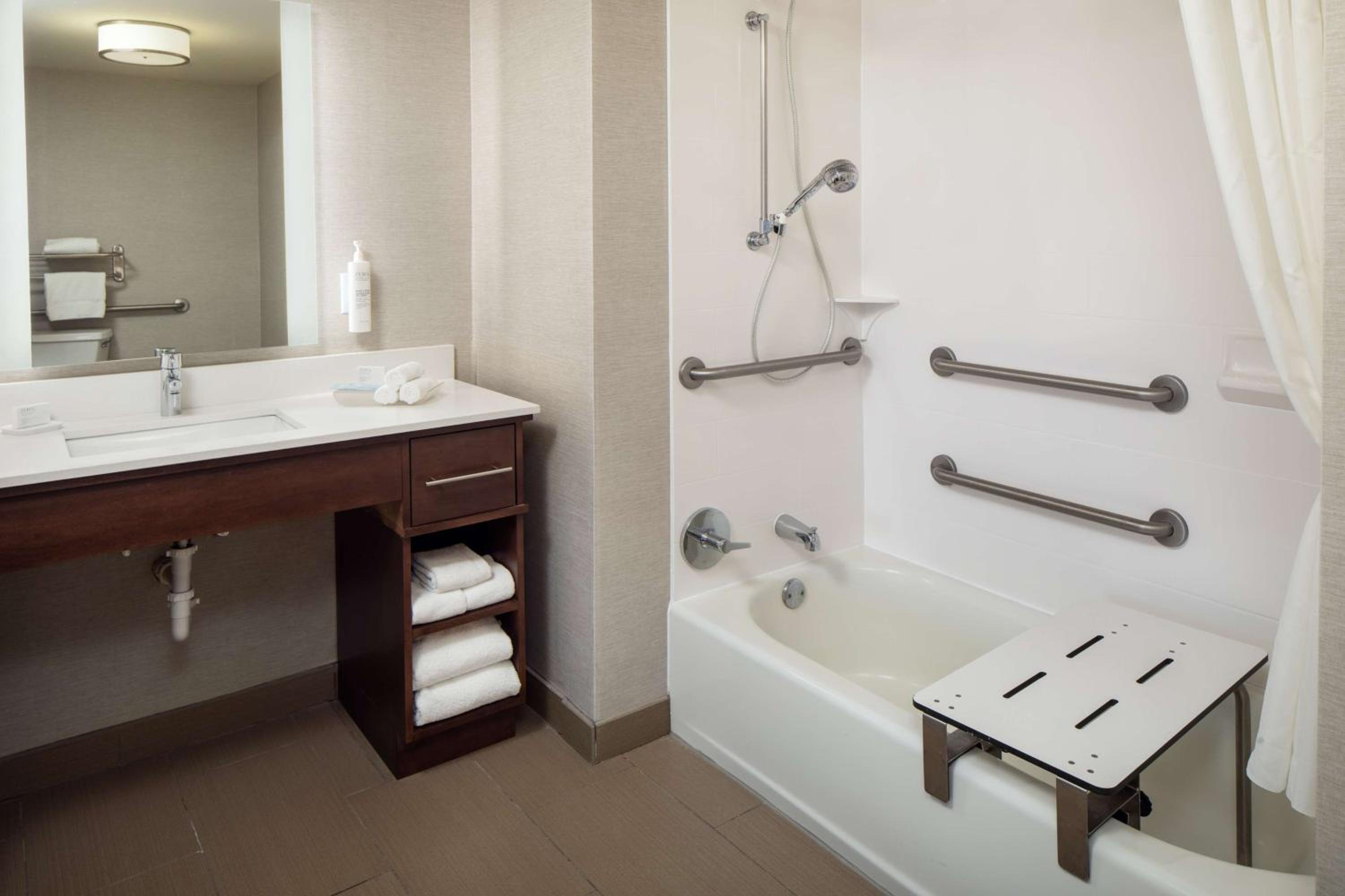 Hearing Accessible King Suite with Bathtub - Non-Smoking - Photo 5