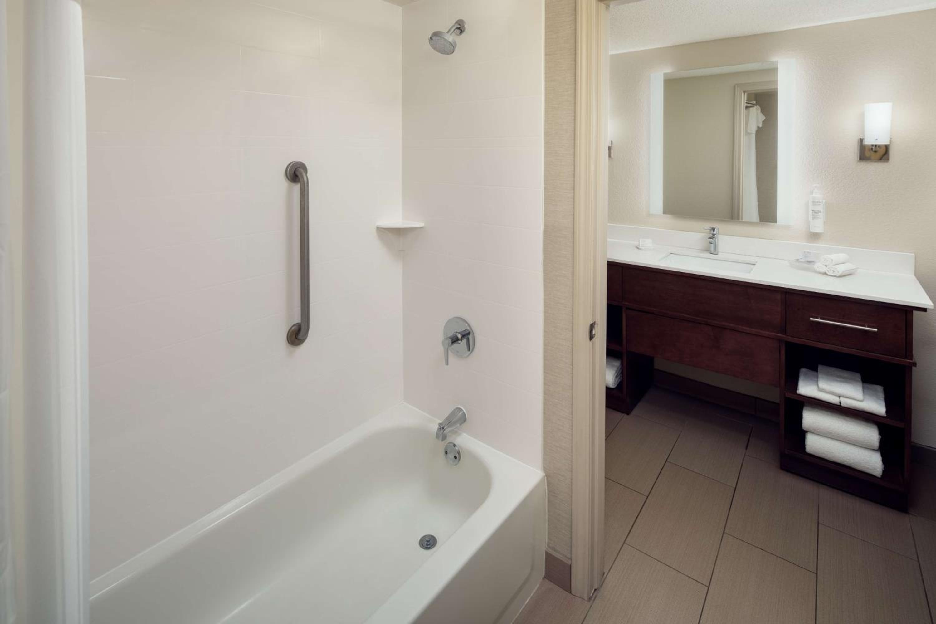 Two-Bedroom Suite - Non-Smoking - Photo 3