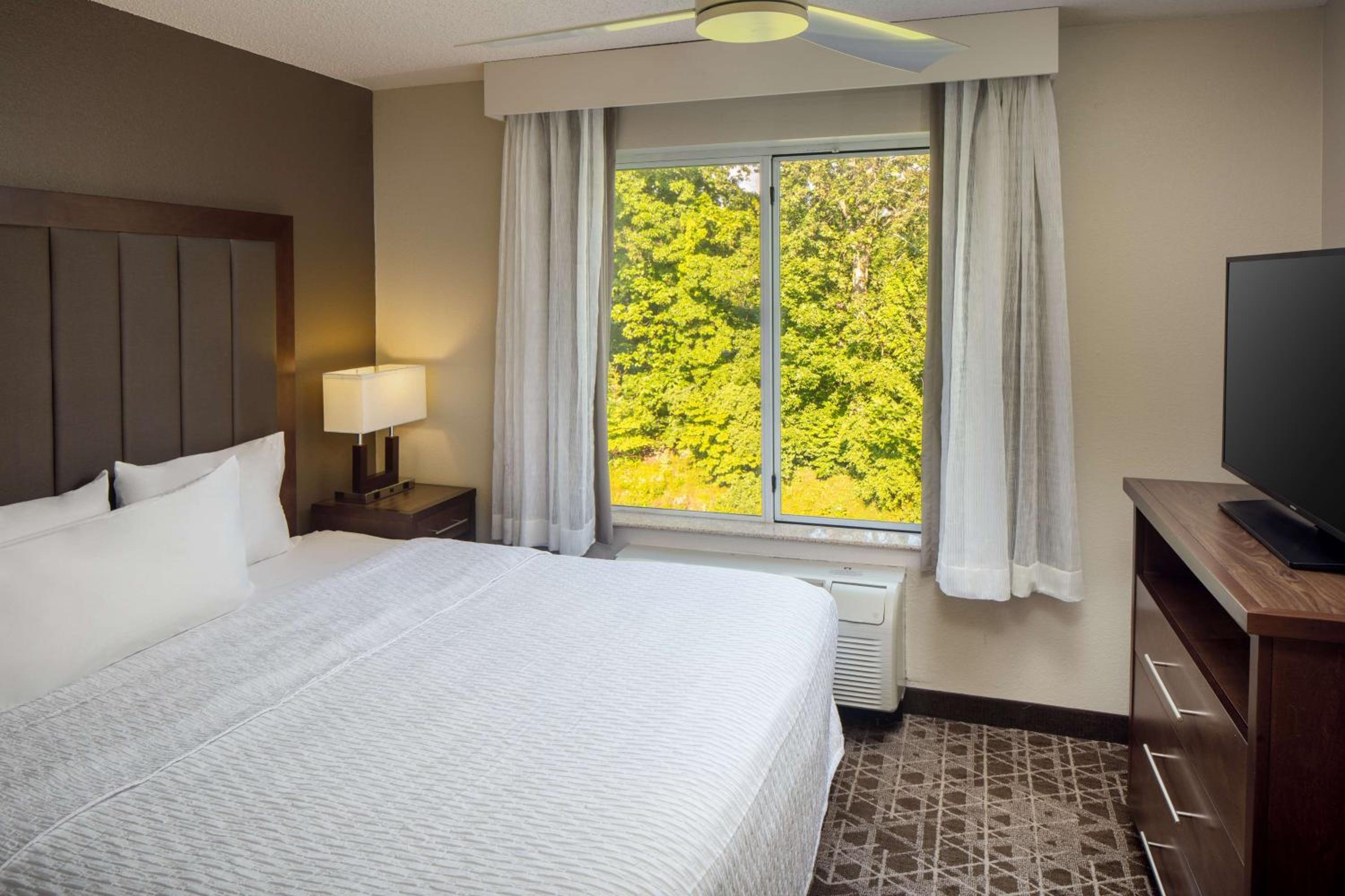 One-Bedroom King Suite - Non-Smoking - Photo 2