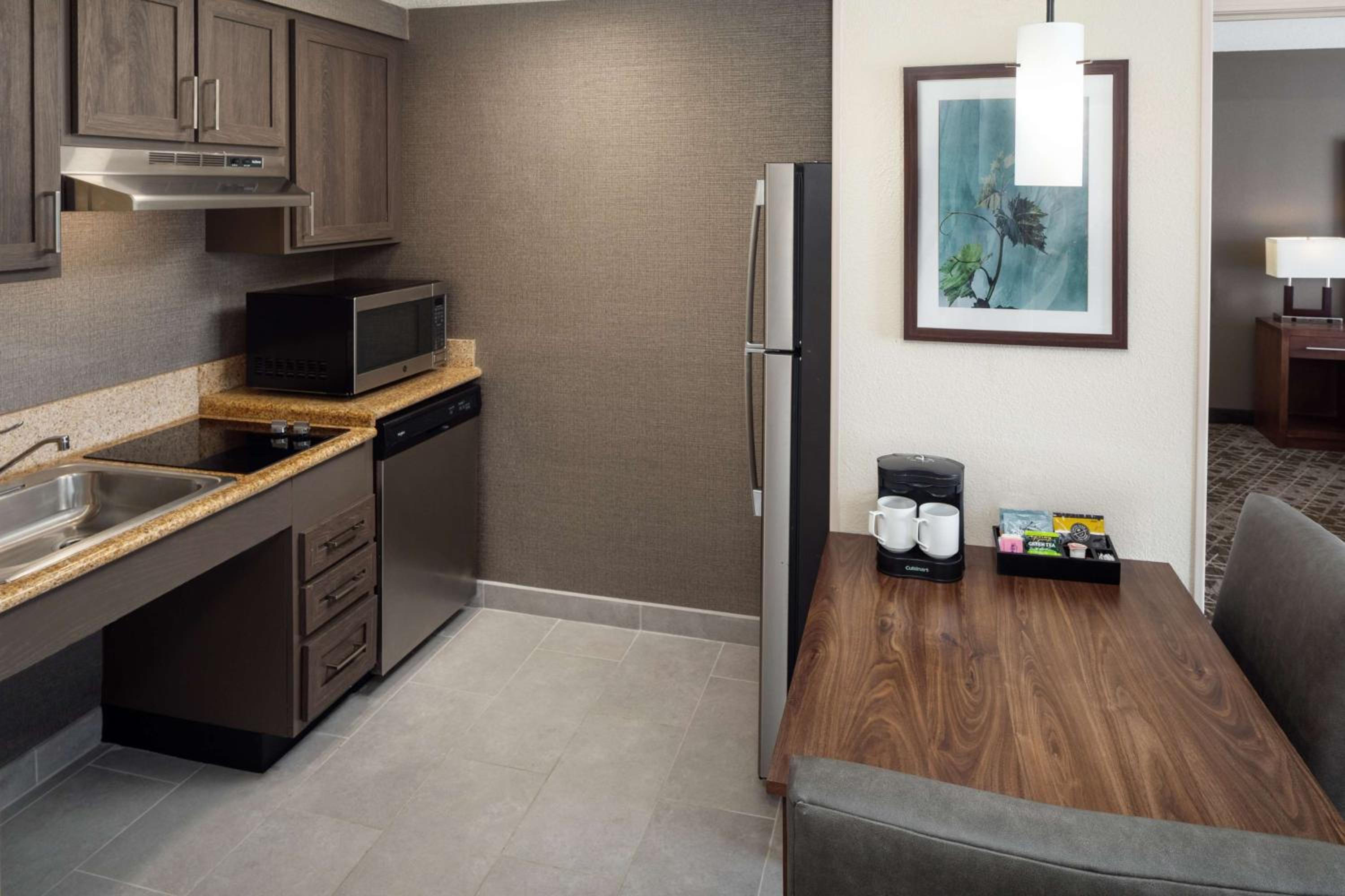 Hearing Accessible King Suite with Bathtub - Non-Smoking - Photo 6
