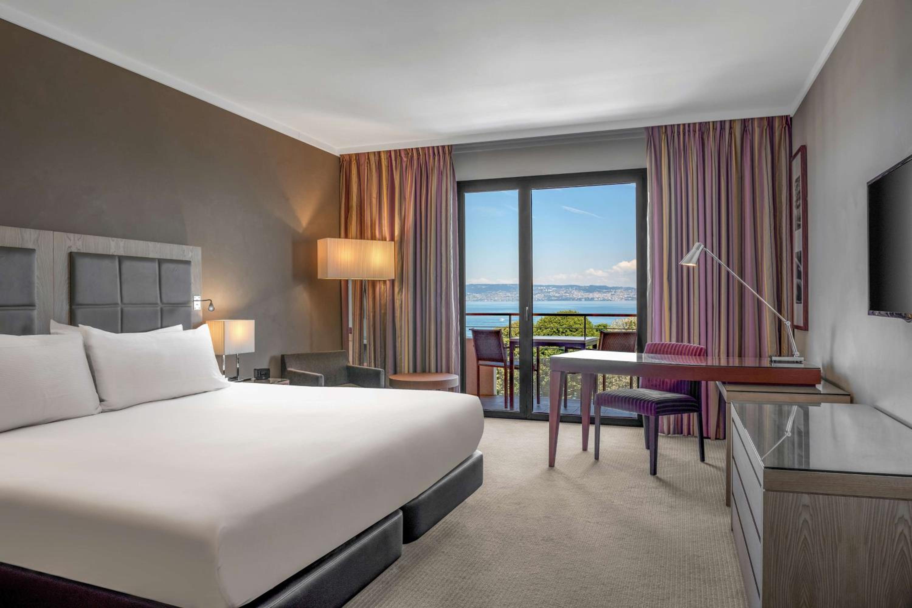Deluxe King Room - Photo 1