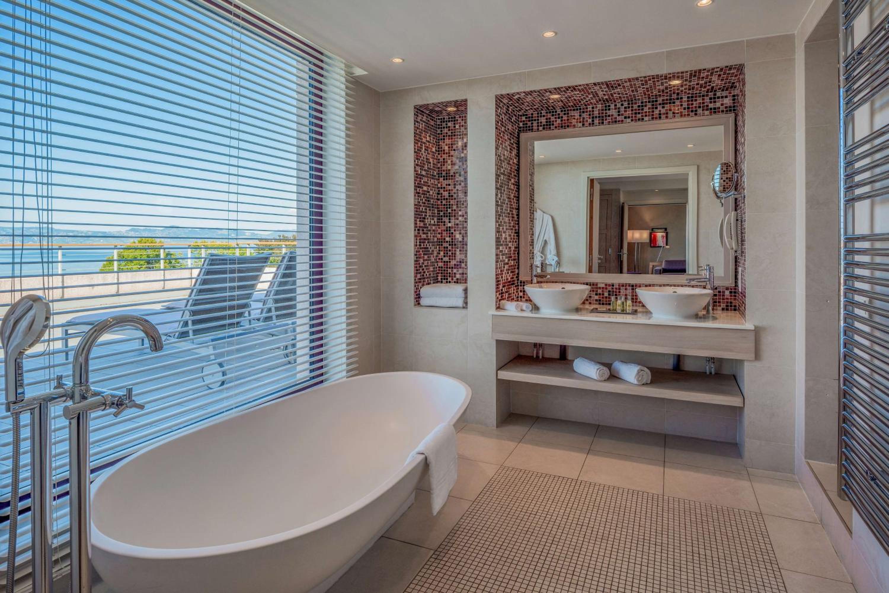 Executive King Suite - Photo 2