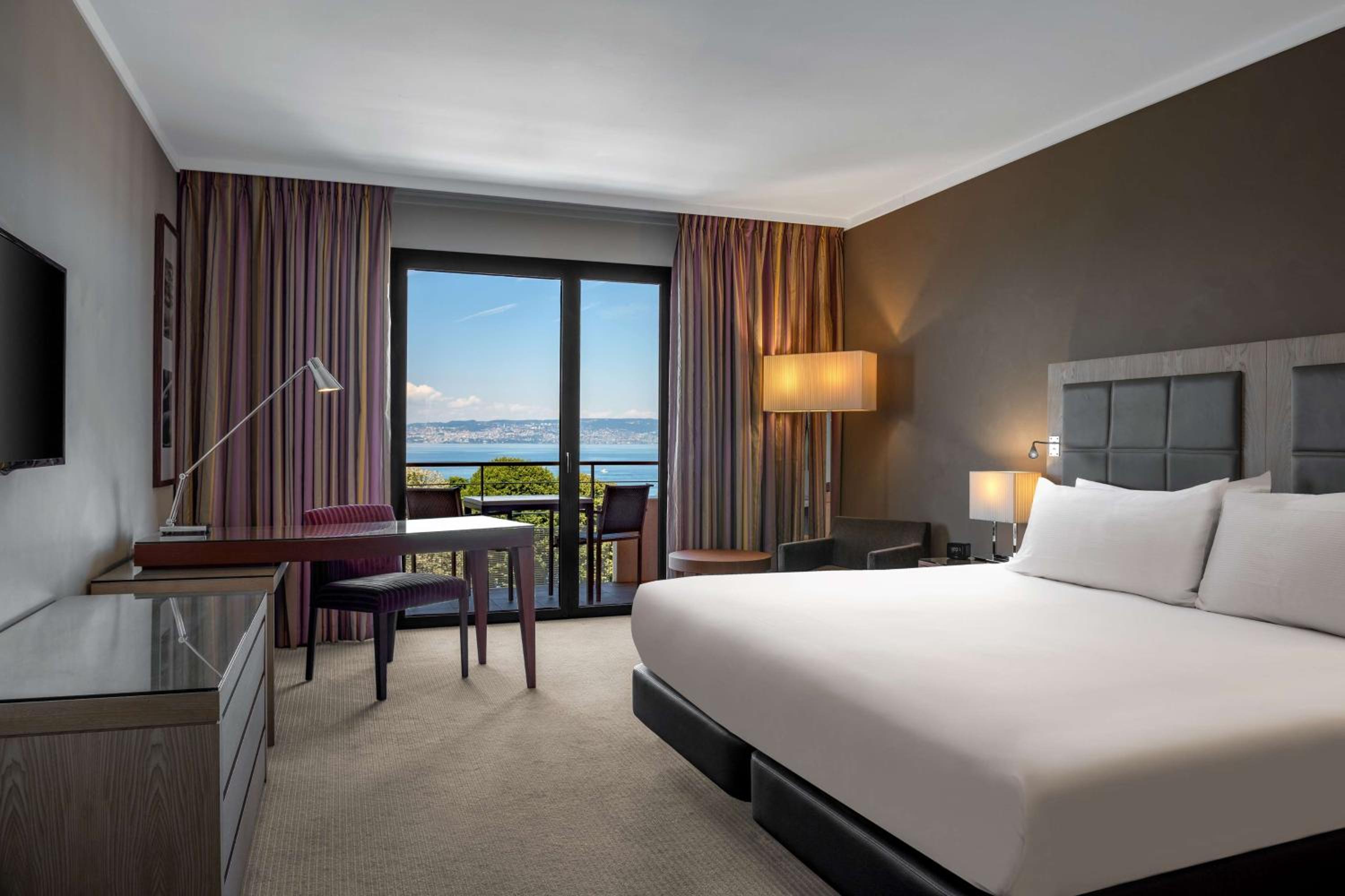 Executive King Room with Access to Executive Lounge - Photo 1