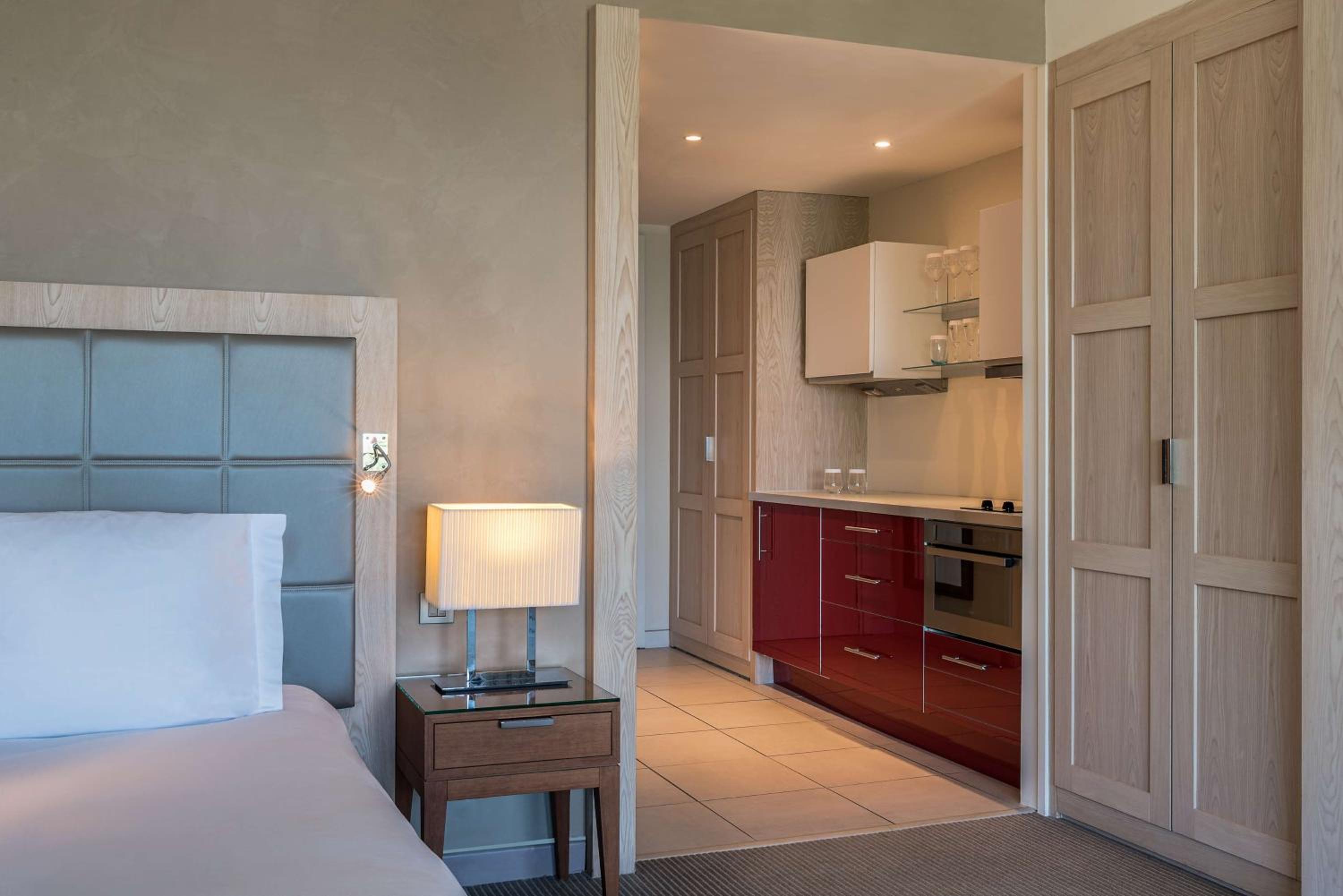 Family Suite with Kitchenette and Lake View  - Photo 3