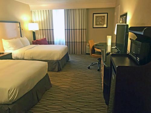 Double Room with Two Double Beds - Disability Access with Bathtub photo 1