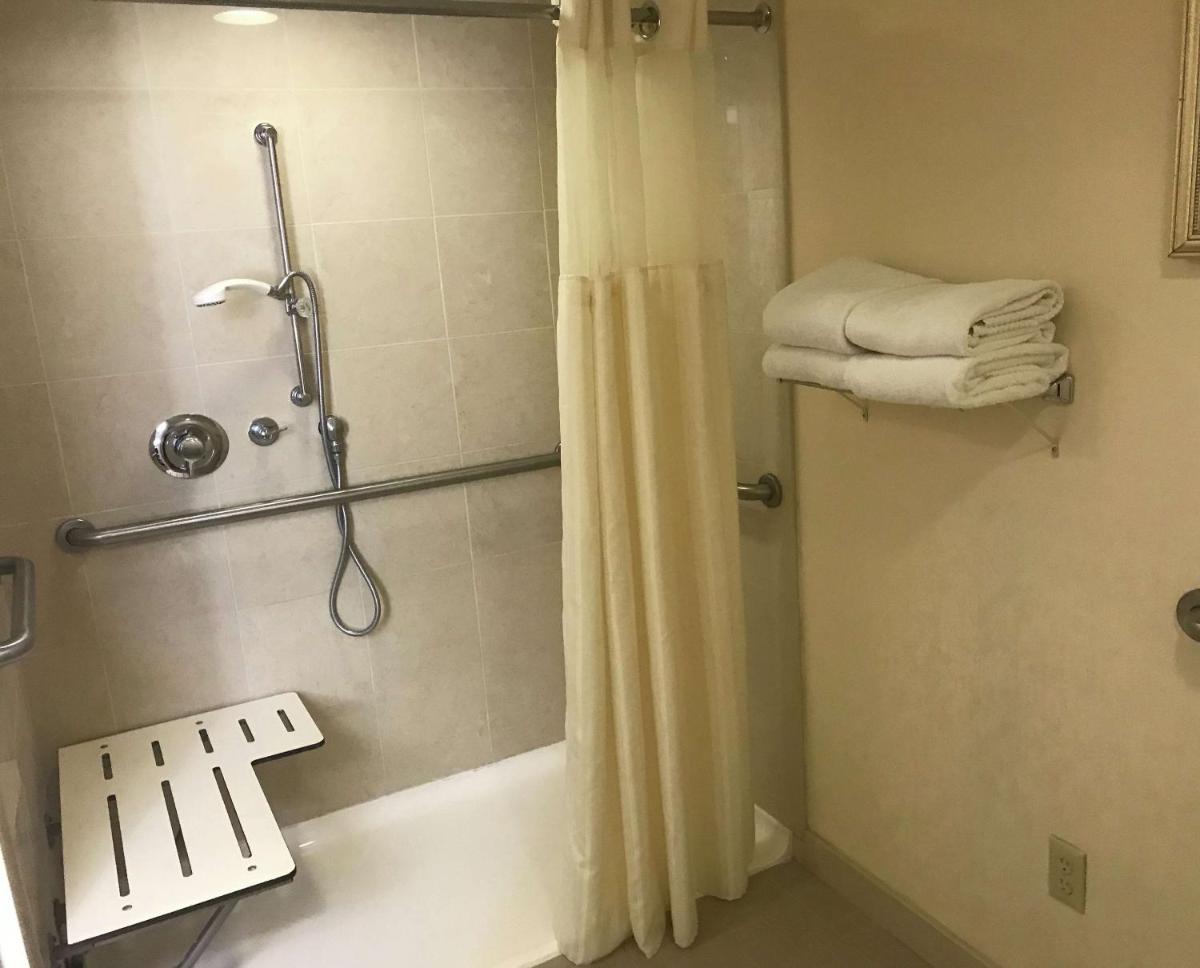 Double Room with Two Double Beds - Disability Access with Roll In Shower photo 3