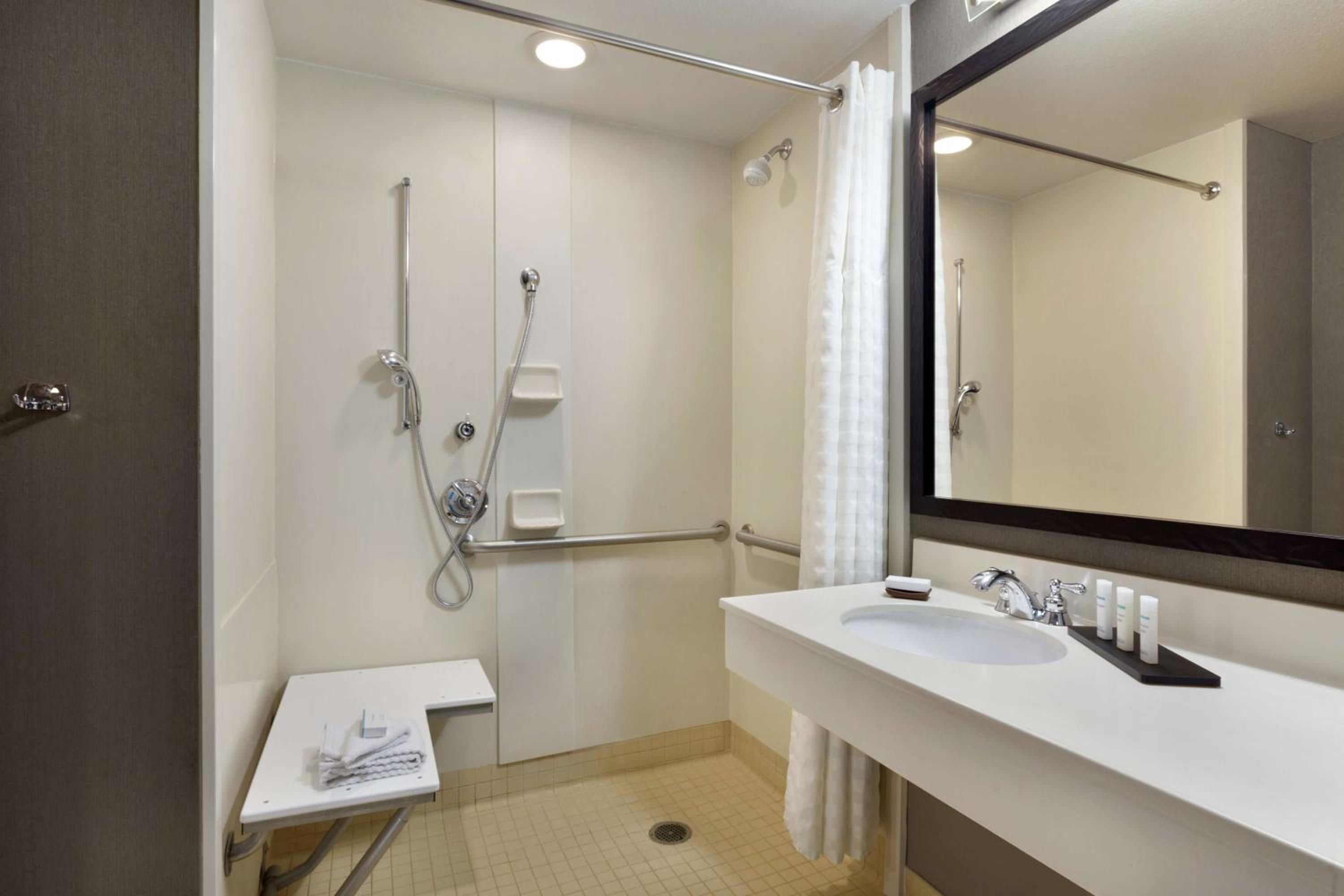Suite with Two Double Beds and Roll-In Shower - Mobility Accessible - Photo 5