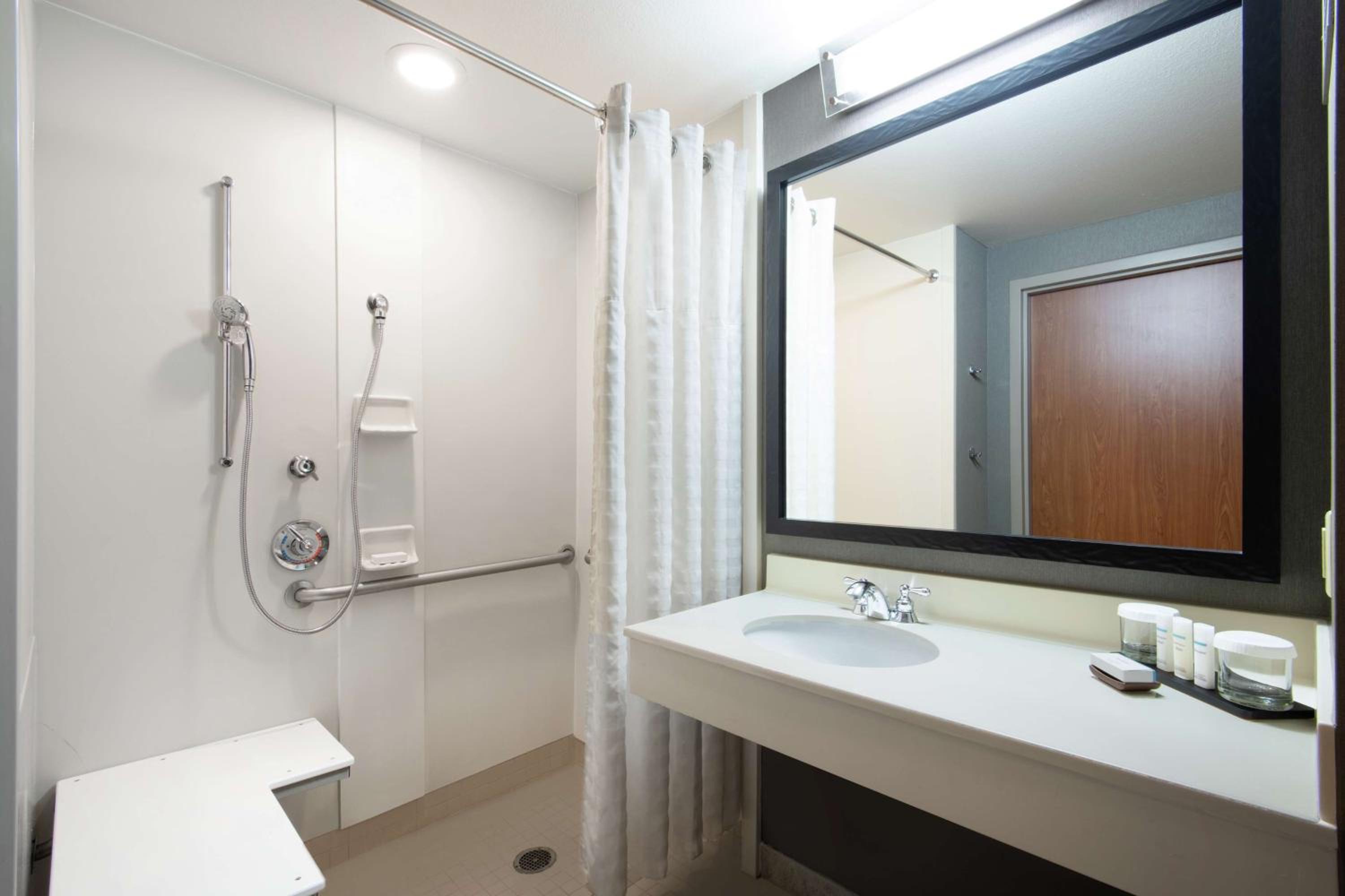Suite with Two Double Beds and Roll-In Shower - Mobility Accessible - Photo 2