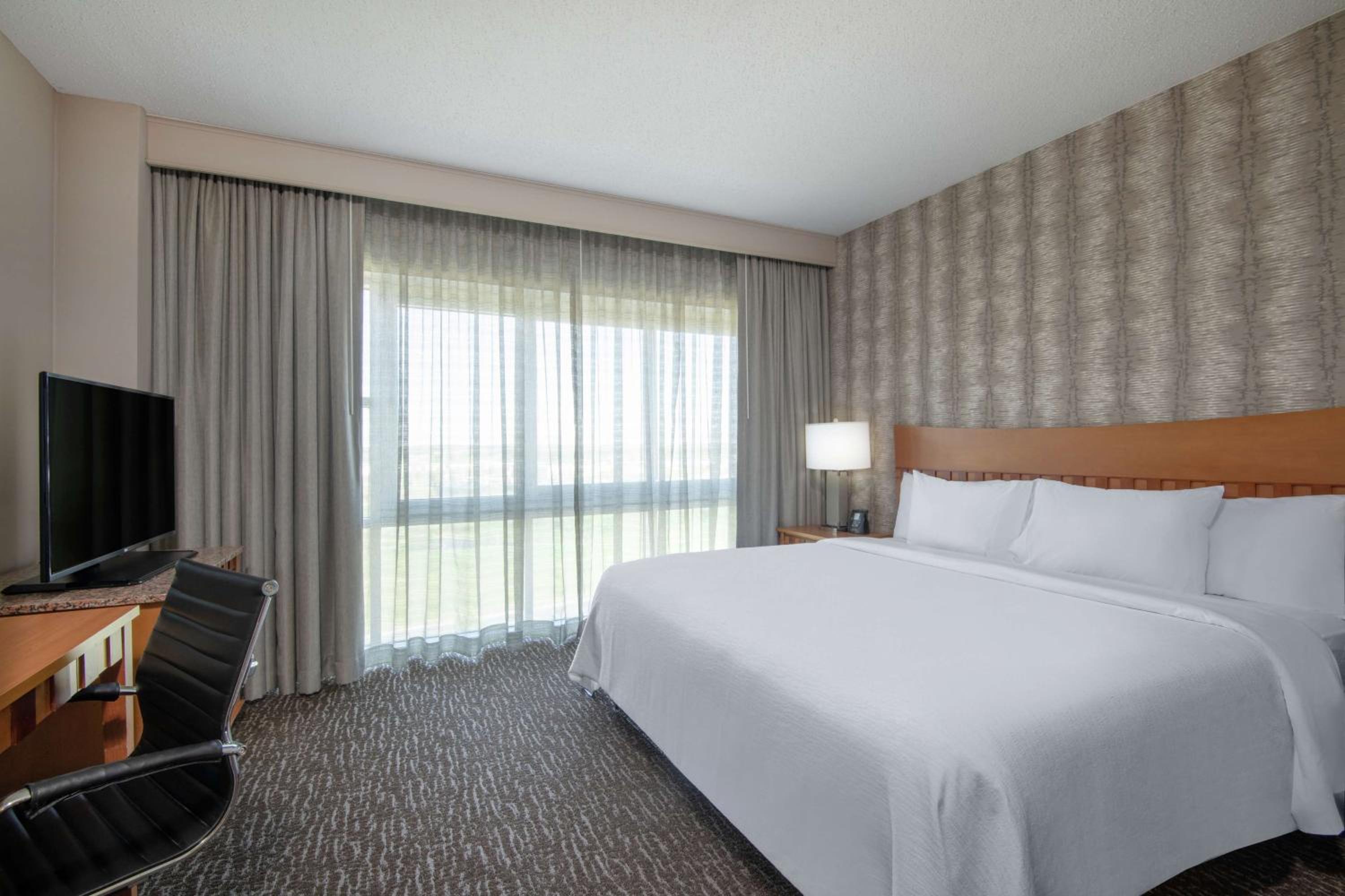 Two-Room King Suite - Photo 4
