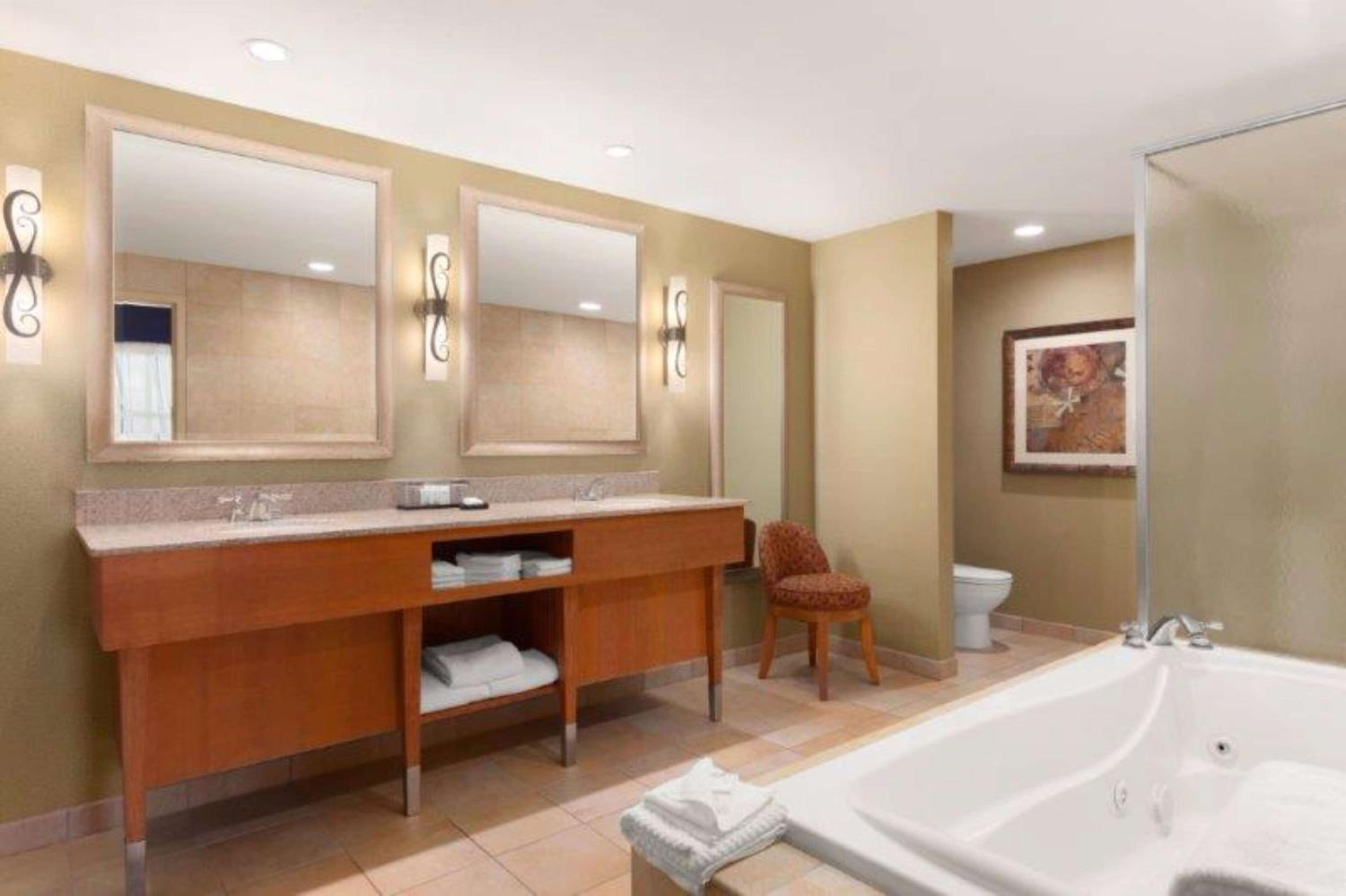 Hospitality King Suite - Photo 2