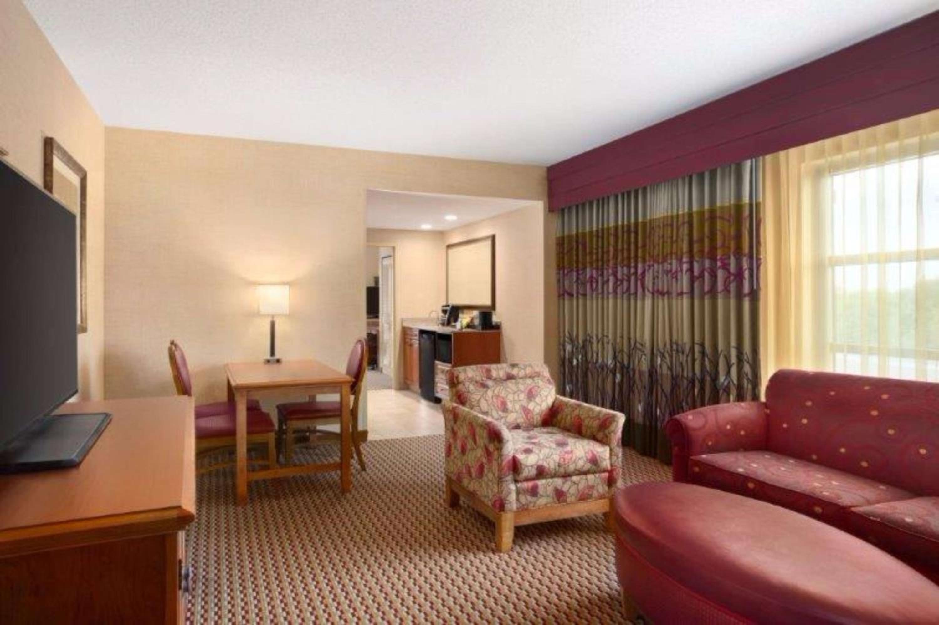 Corner Suite - Photo 2