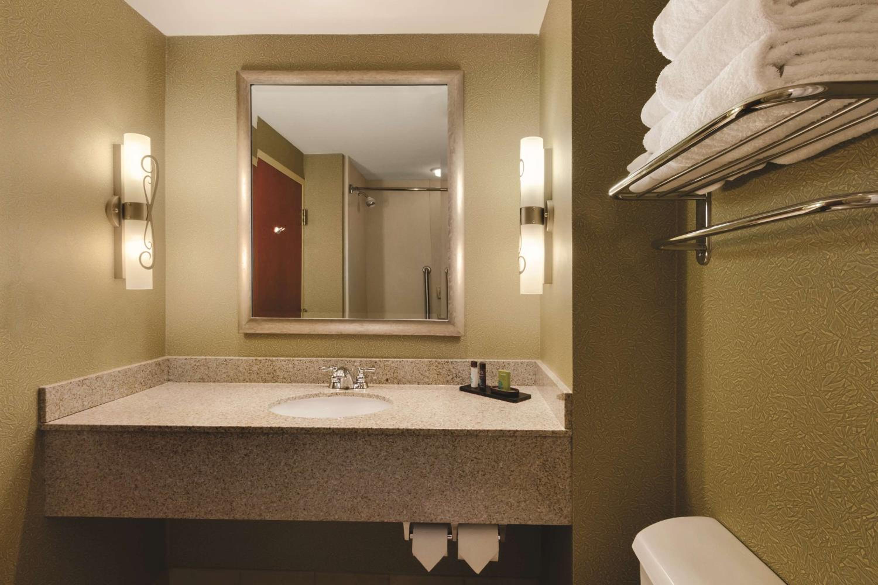Corner Suite - Photo 5