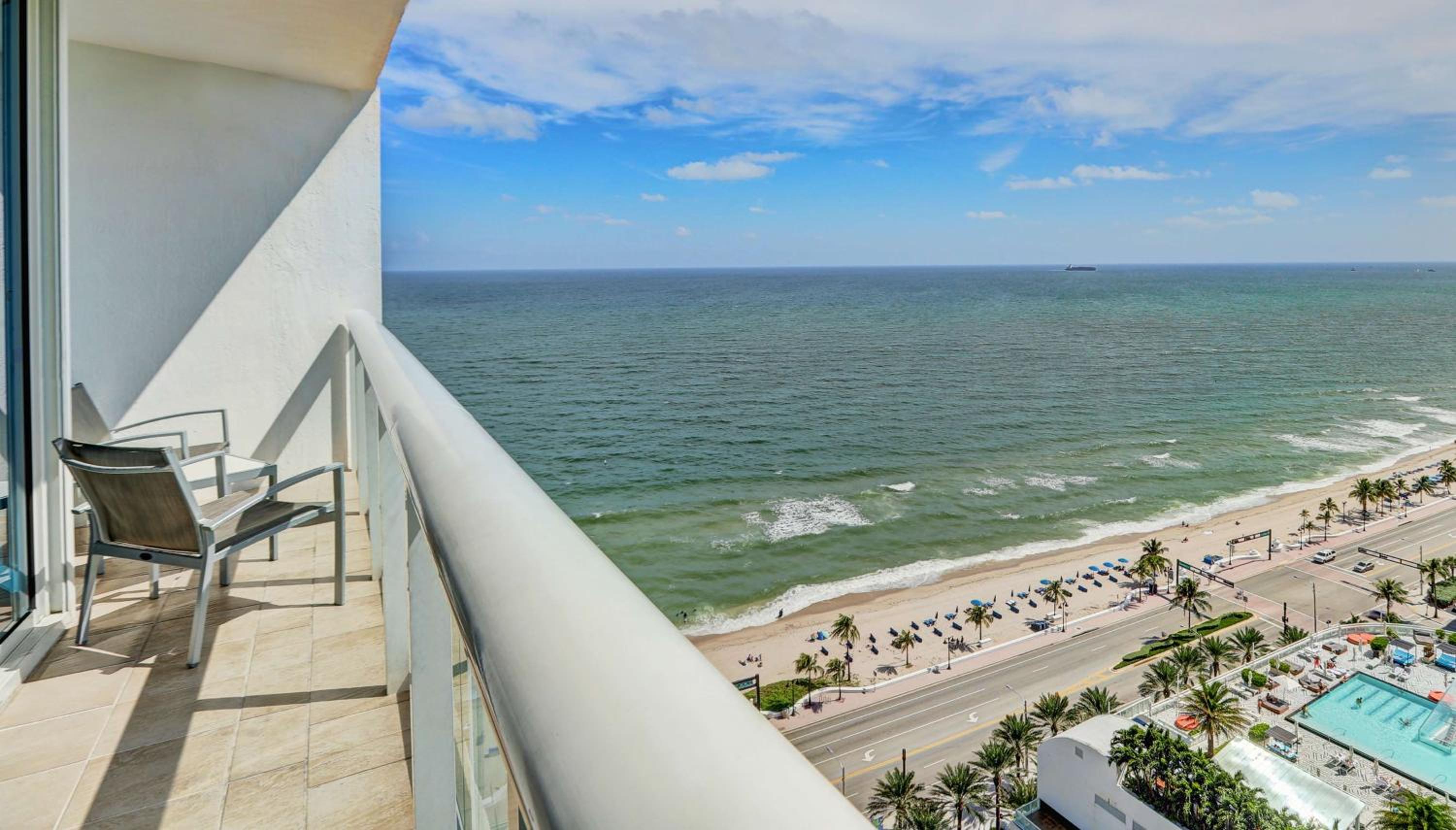 One-Bedroom King Suite with Ocean View - Photo 2