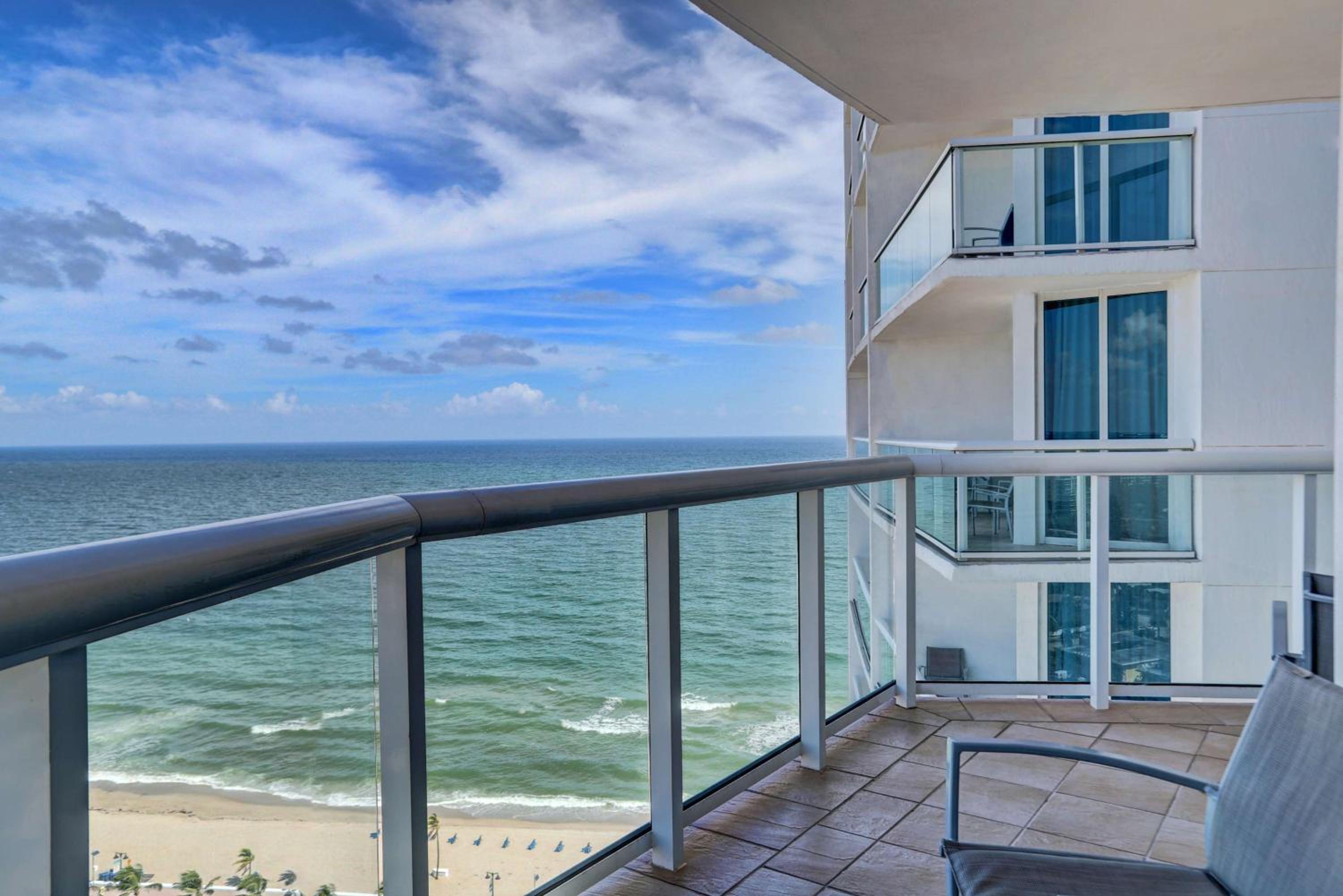 Queen Studio Suite with Ocean View and Mobility Accessible Tub - Photo 5
