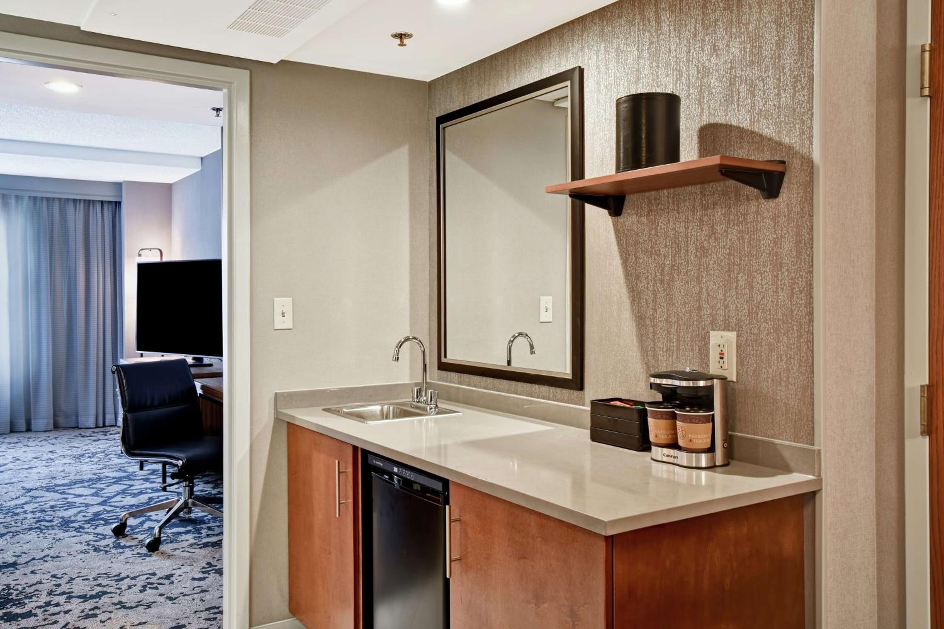 Two-Room King Suite - Non-Smoking - Photo 2