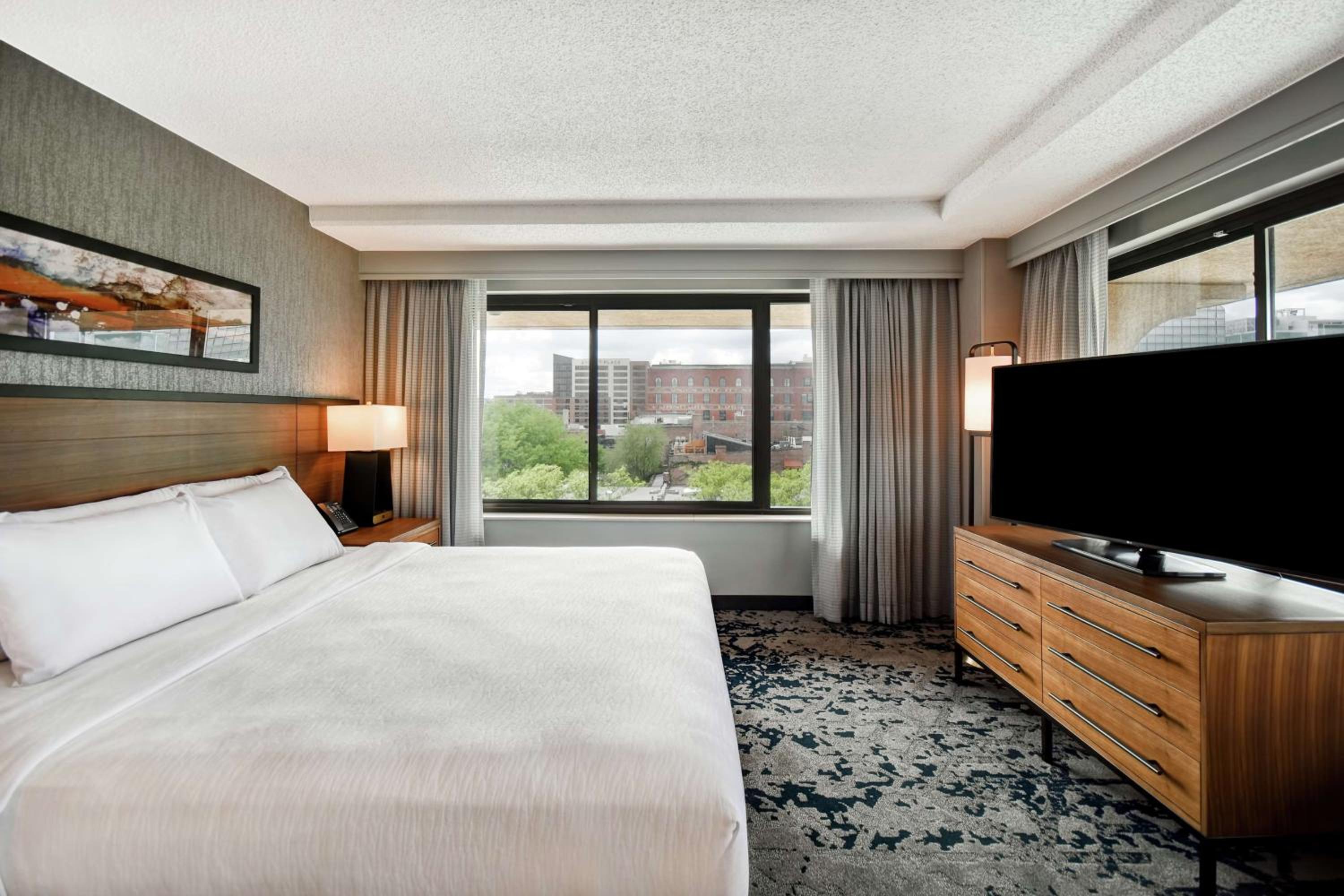 King Corner Suite with City View - Non-Smoking