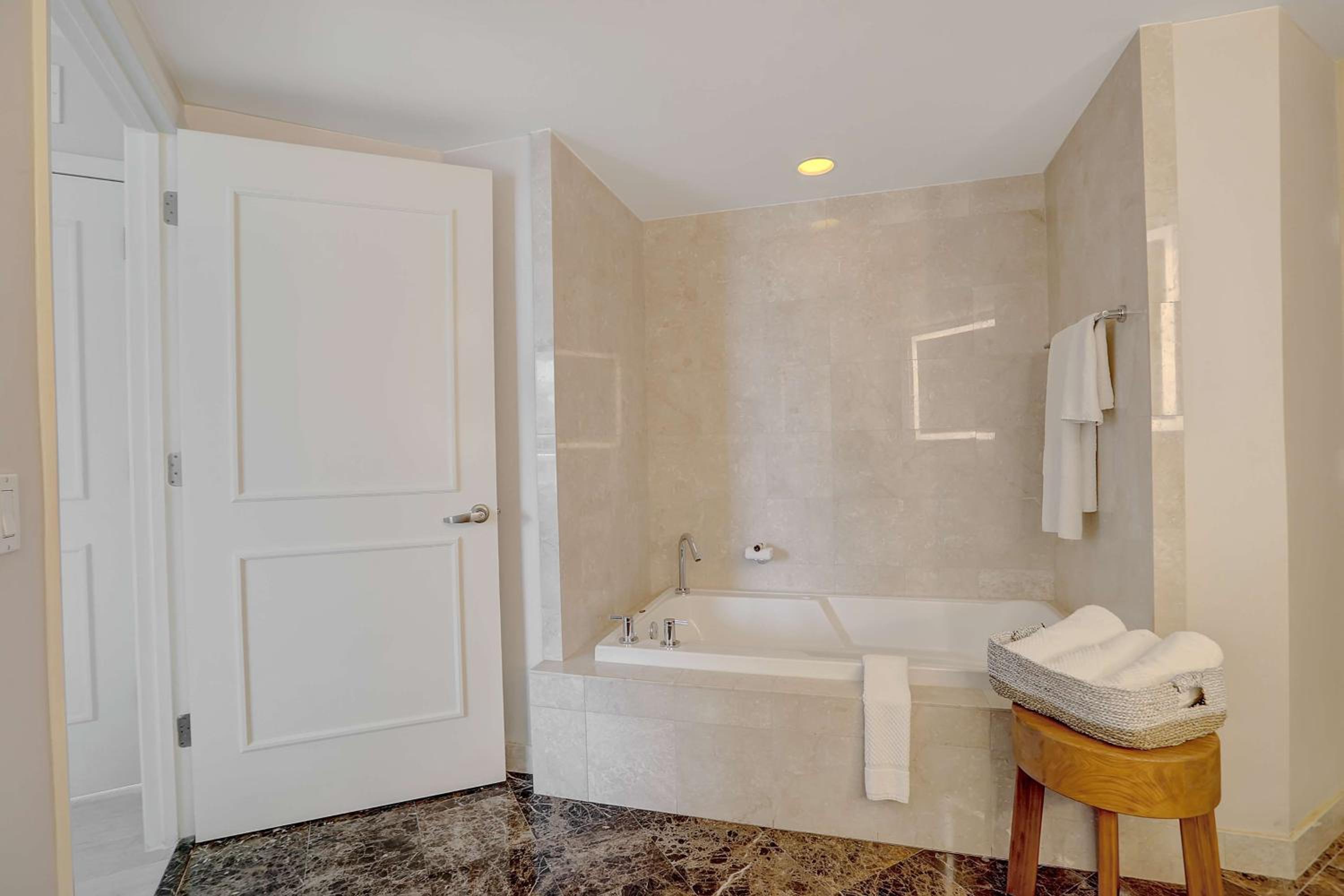 One-Bedroom King Suite with Ocean View - Photo 8