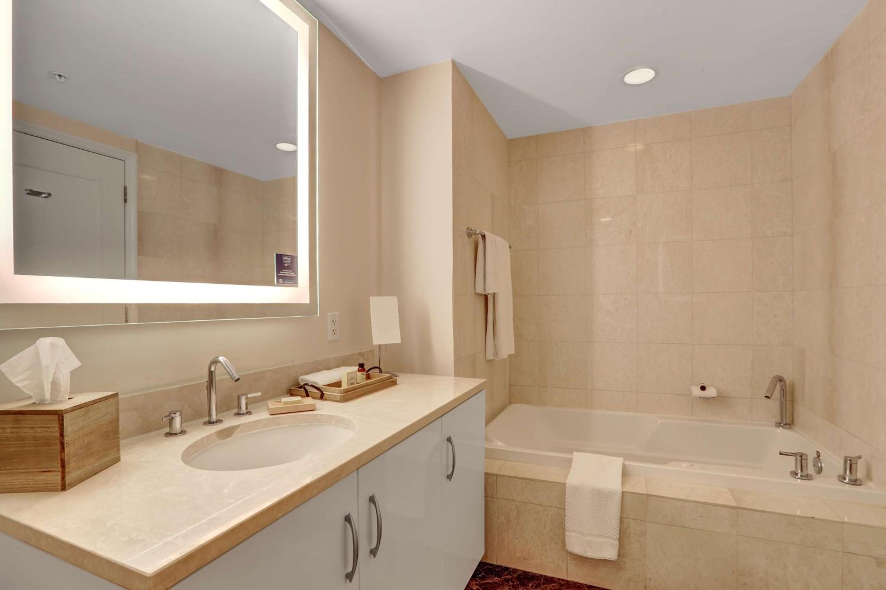 Junior King Suite with Ocean View - Photo 6