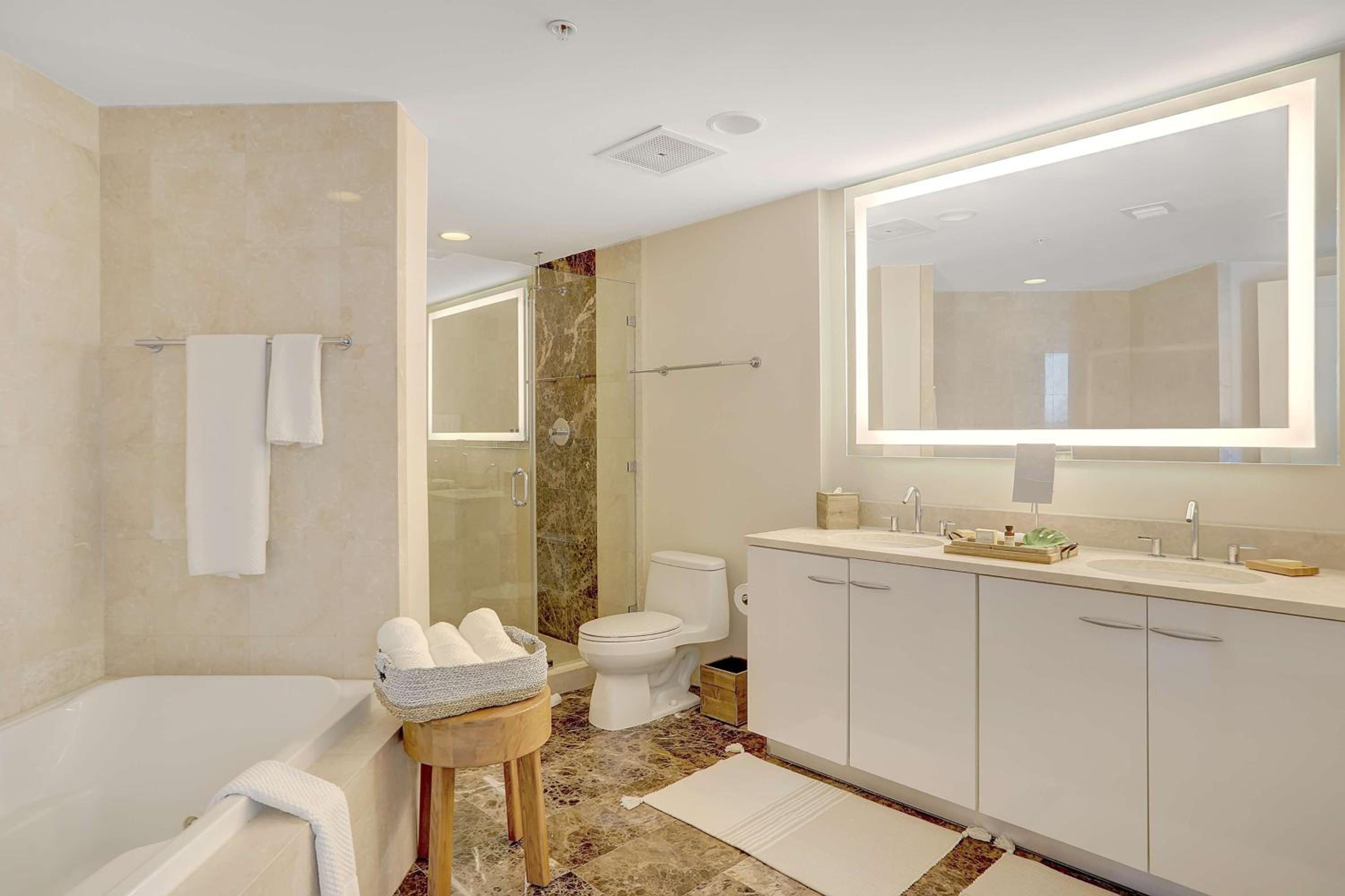 One-Bedroom King Suite with Ocean View - Photo 7