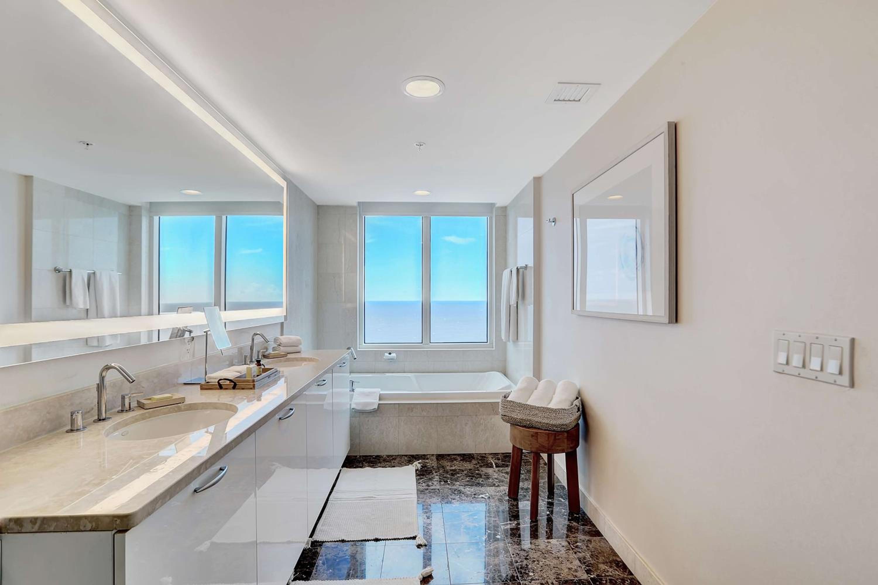 One-Bedroom King Suite with Oceanfront View - Photo 5