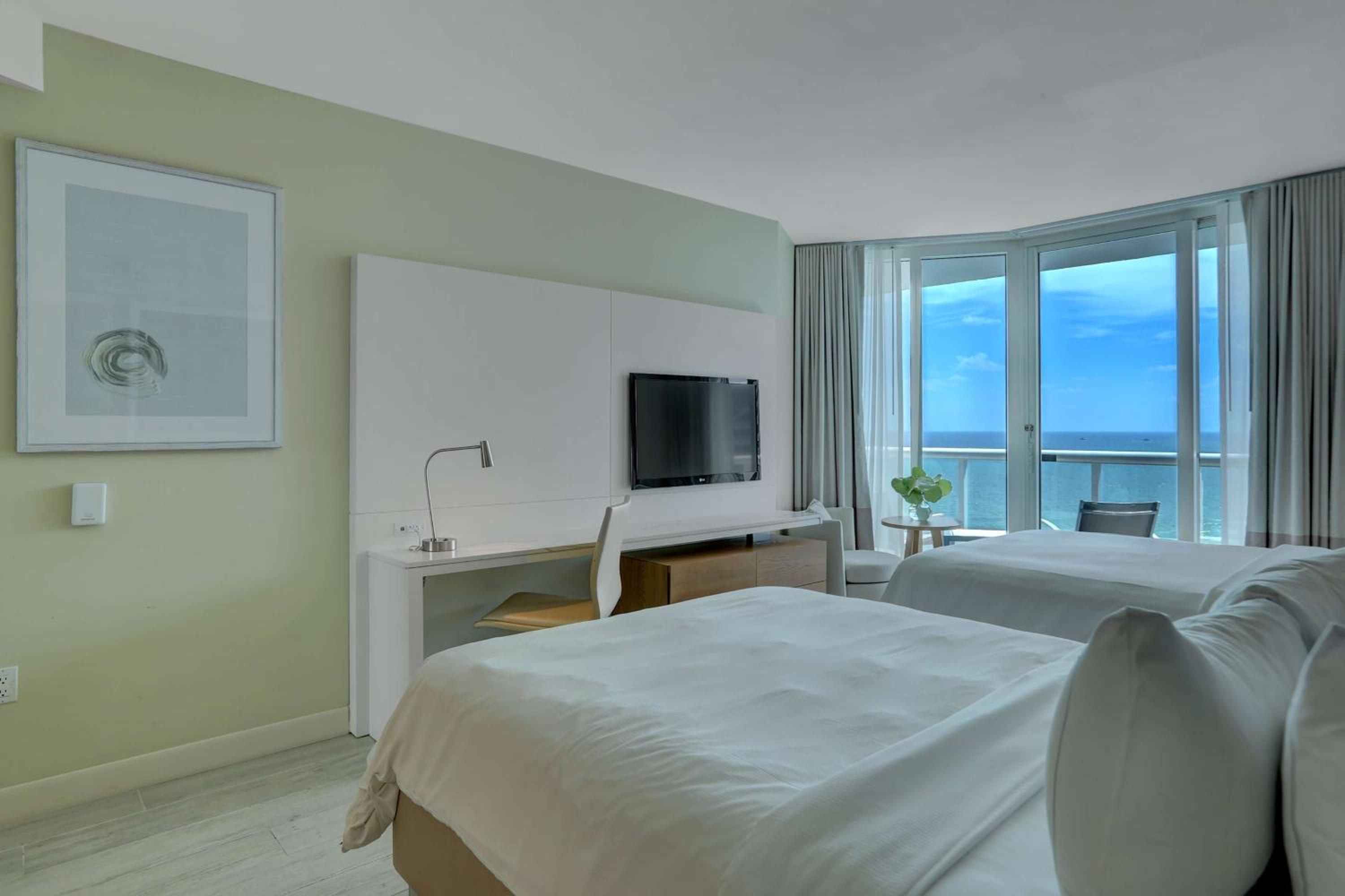 One-Bedroom Queen Suite with Ocean View - Hearing Accessible photo 3