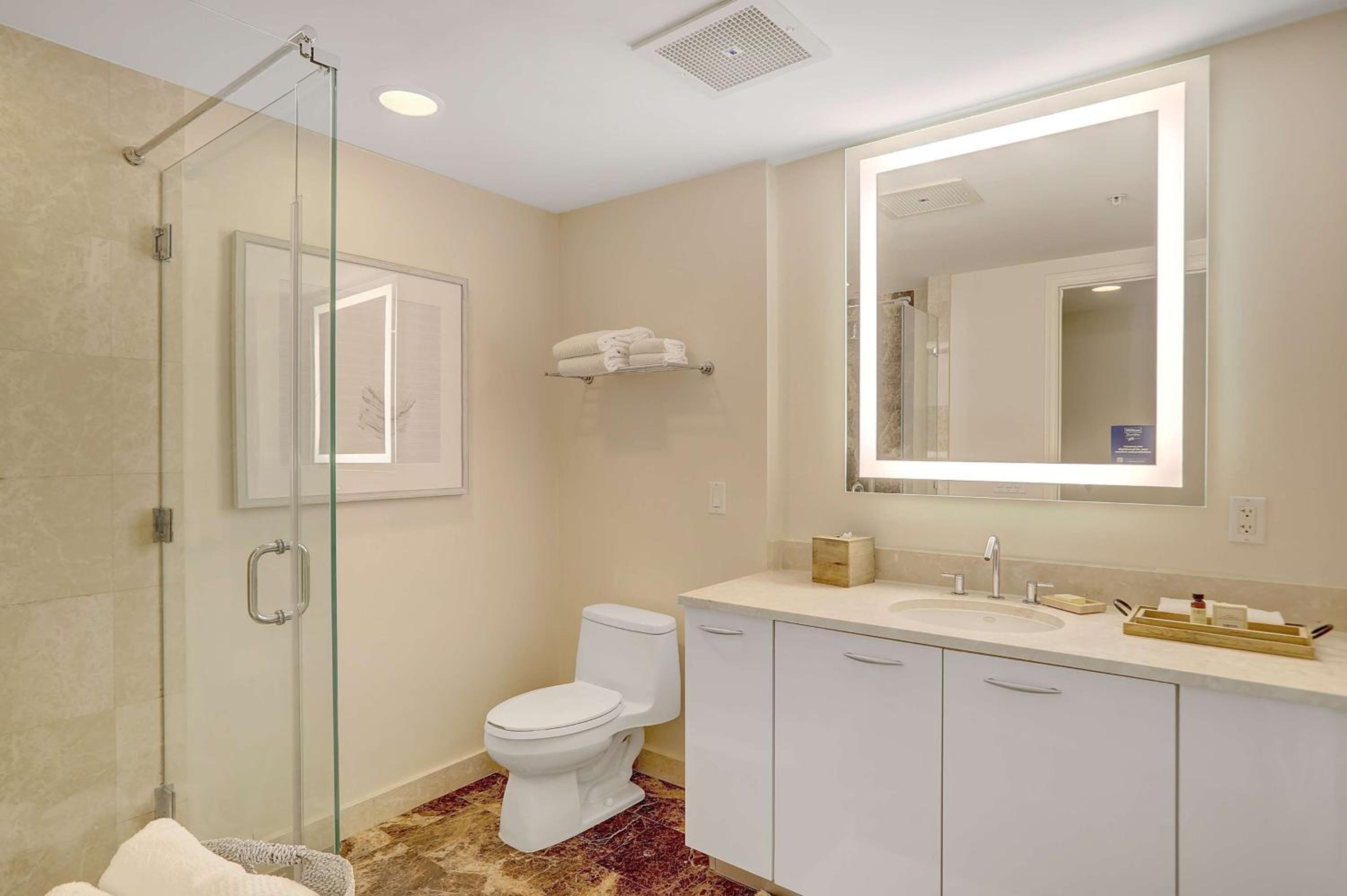 Deluxe Junior King Suite - Photo 5