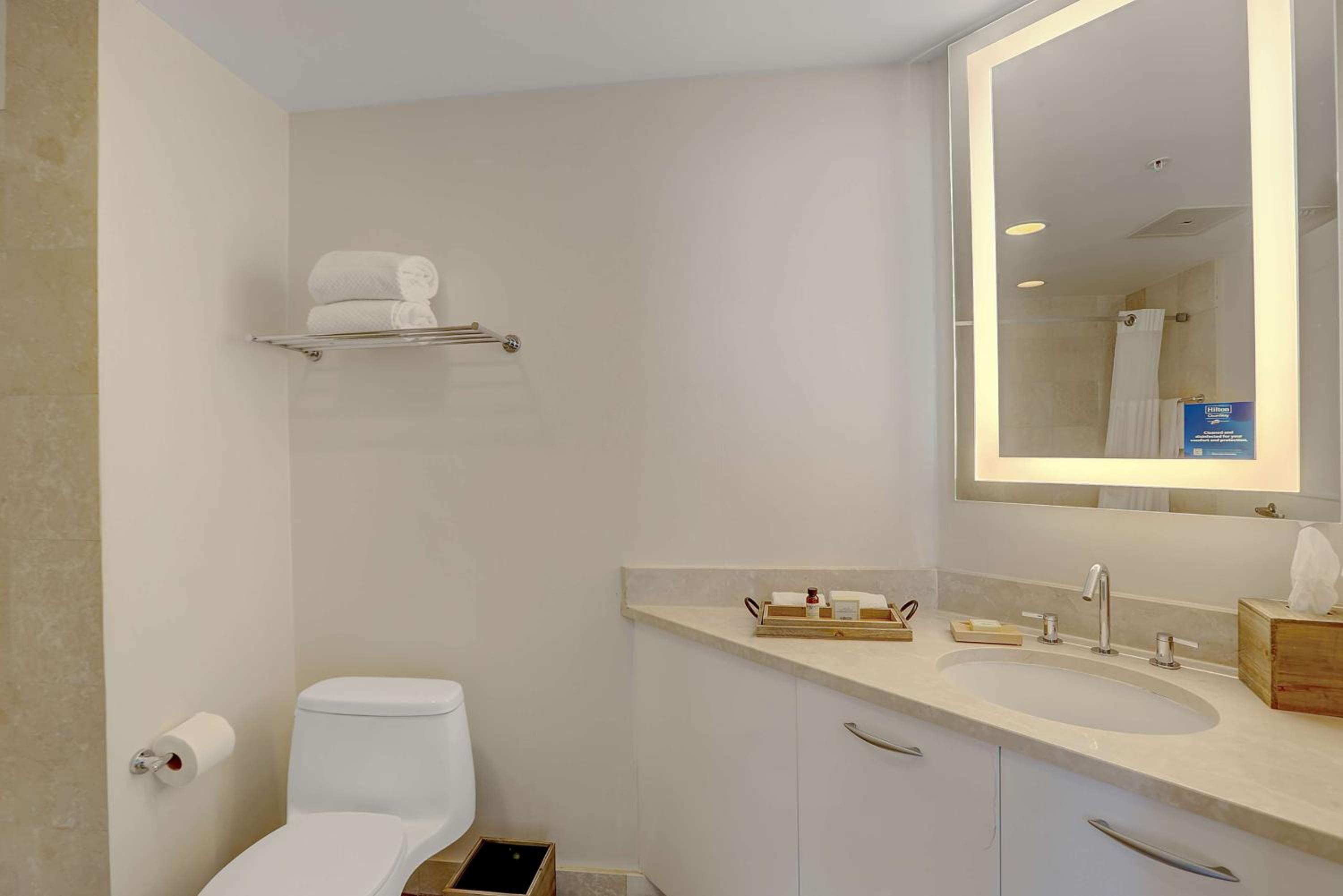 Queen Studio Suite with Ocean View and Mobility Accessible Tub - Photo 4