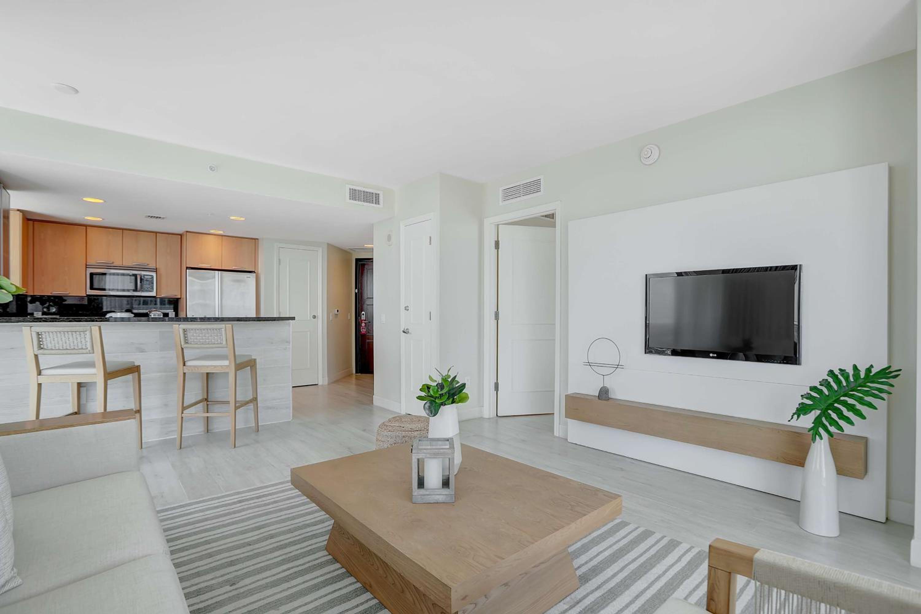One-Bedroom King Suite with Ocean View - Photo 5