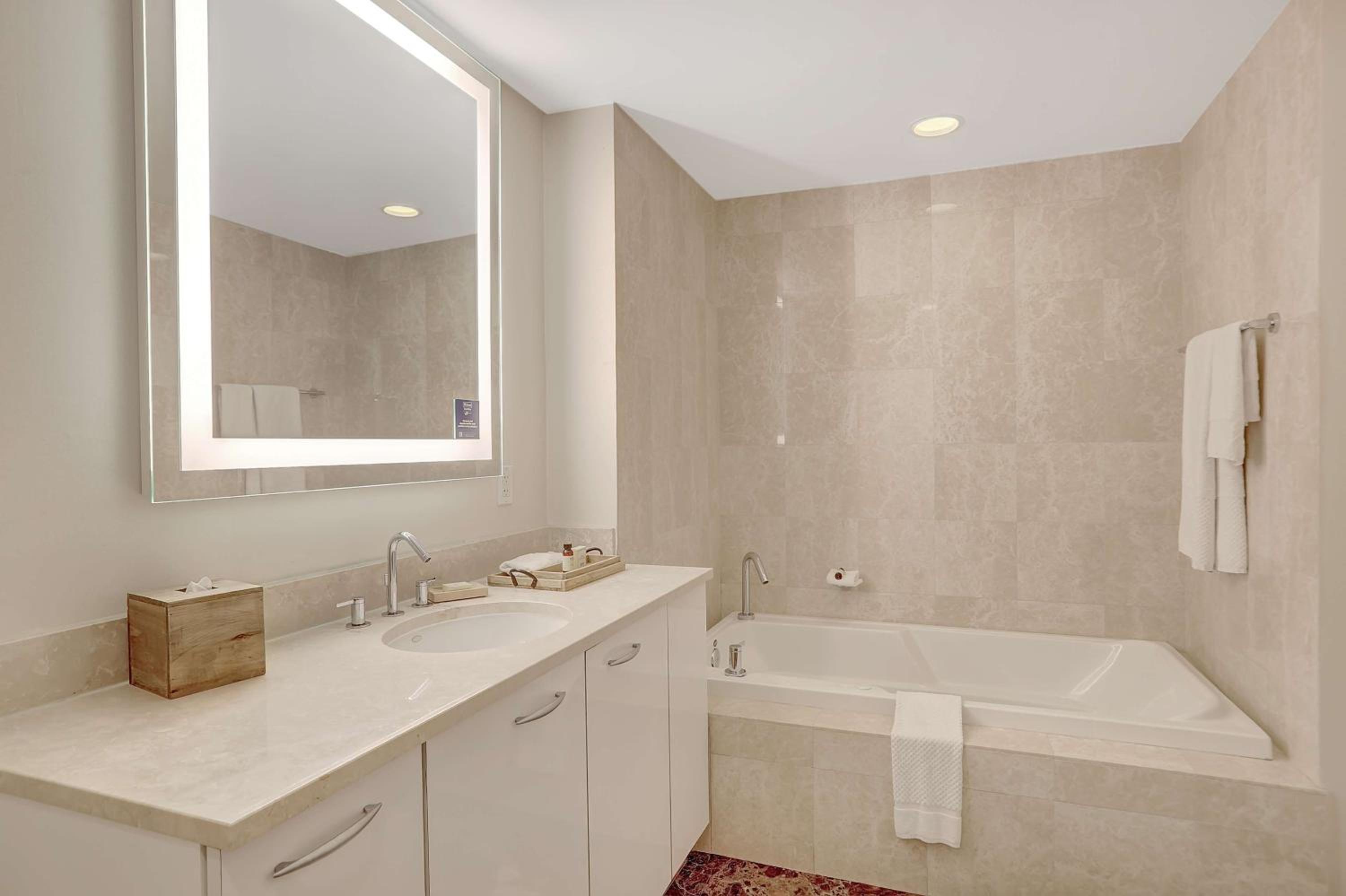 Deluxe Junior King Suite - Photo 2