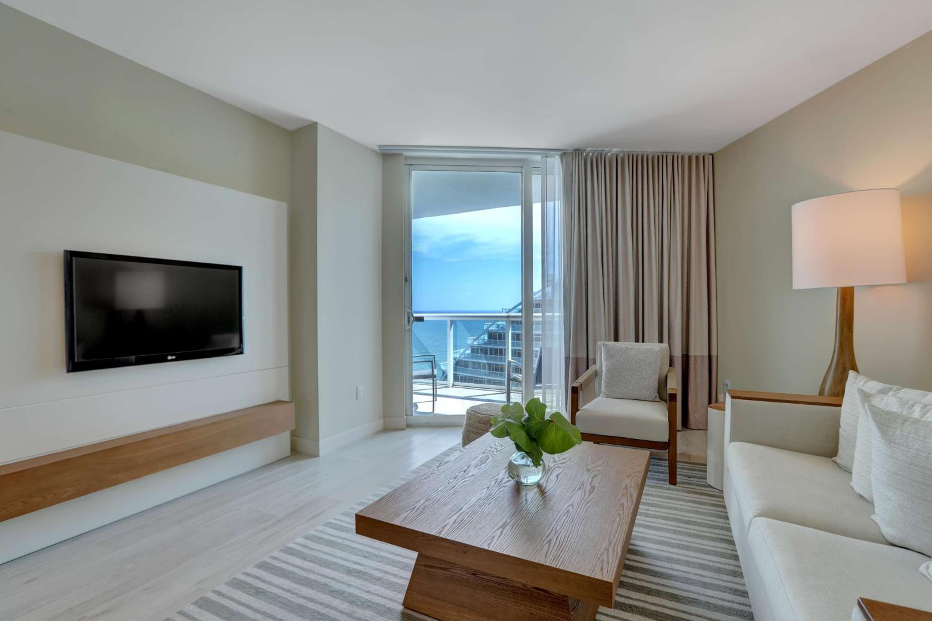 Deluxe Junior King Suite - Photo 3