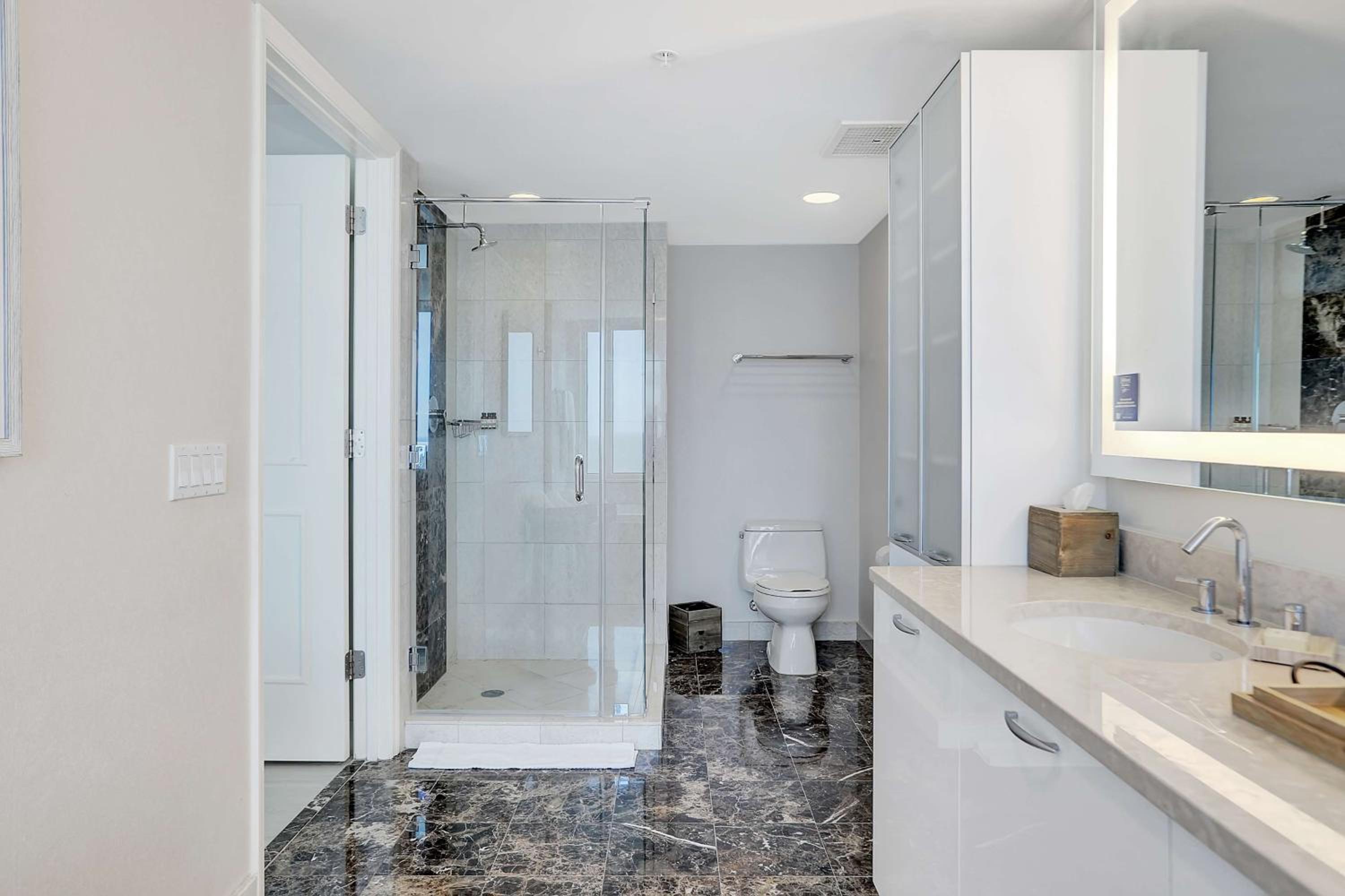 One-Bedroom King Suite with Oceanfront View - Photo 4