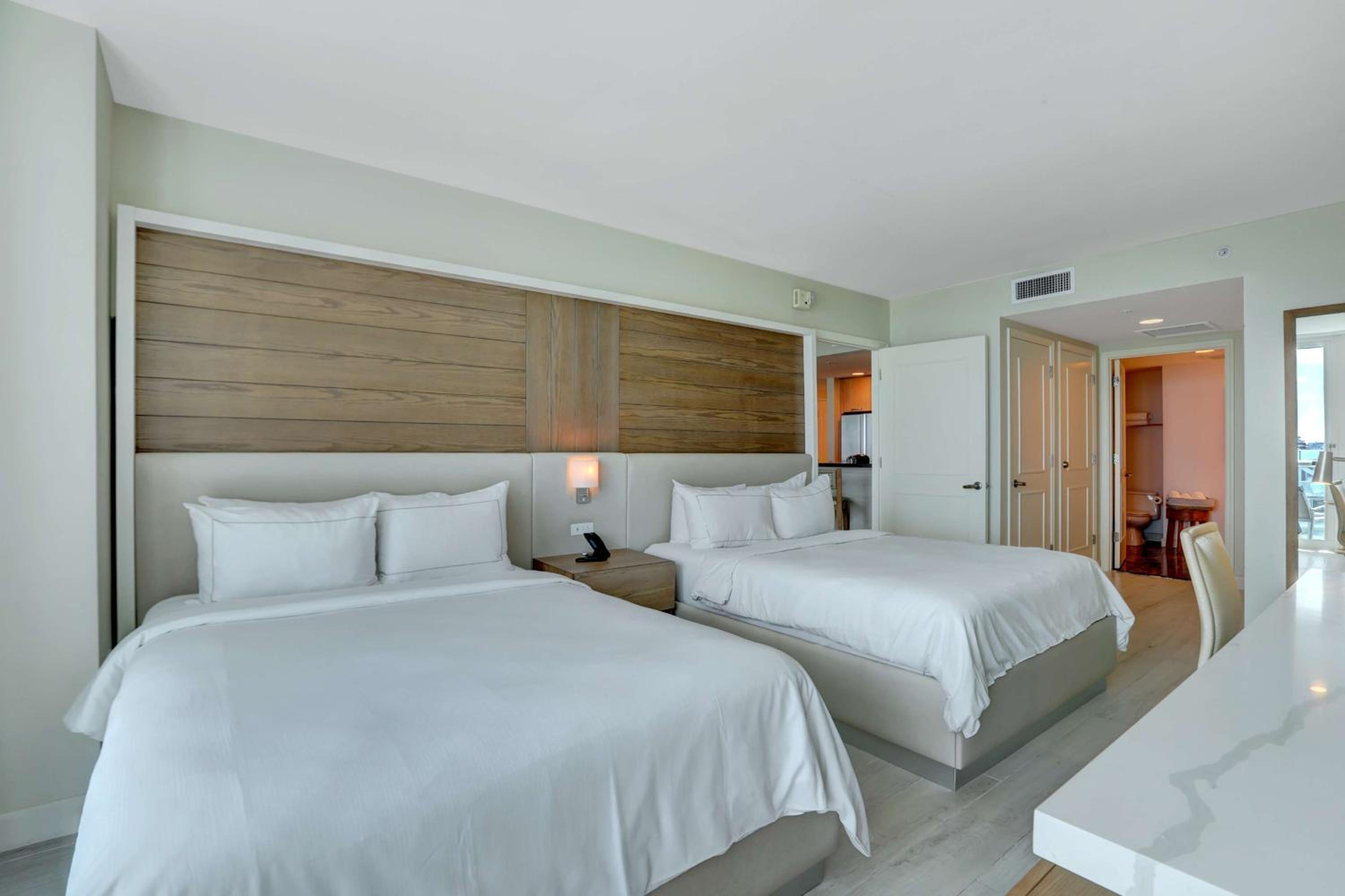 One-Bedroom Queen Suite with Ocean View - Hearing Accessible photo 2