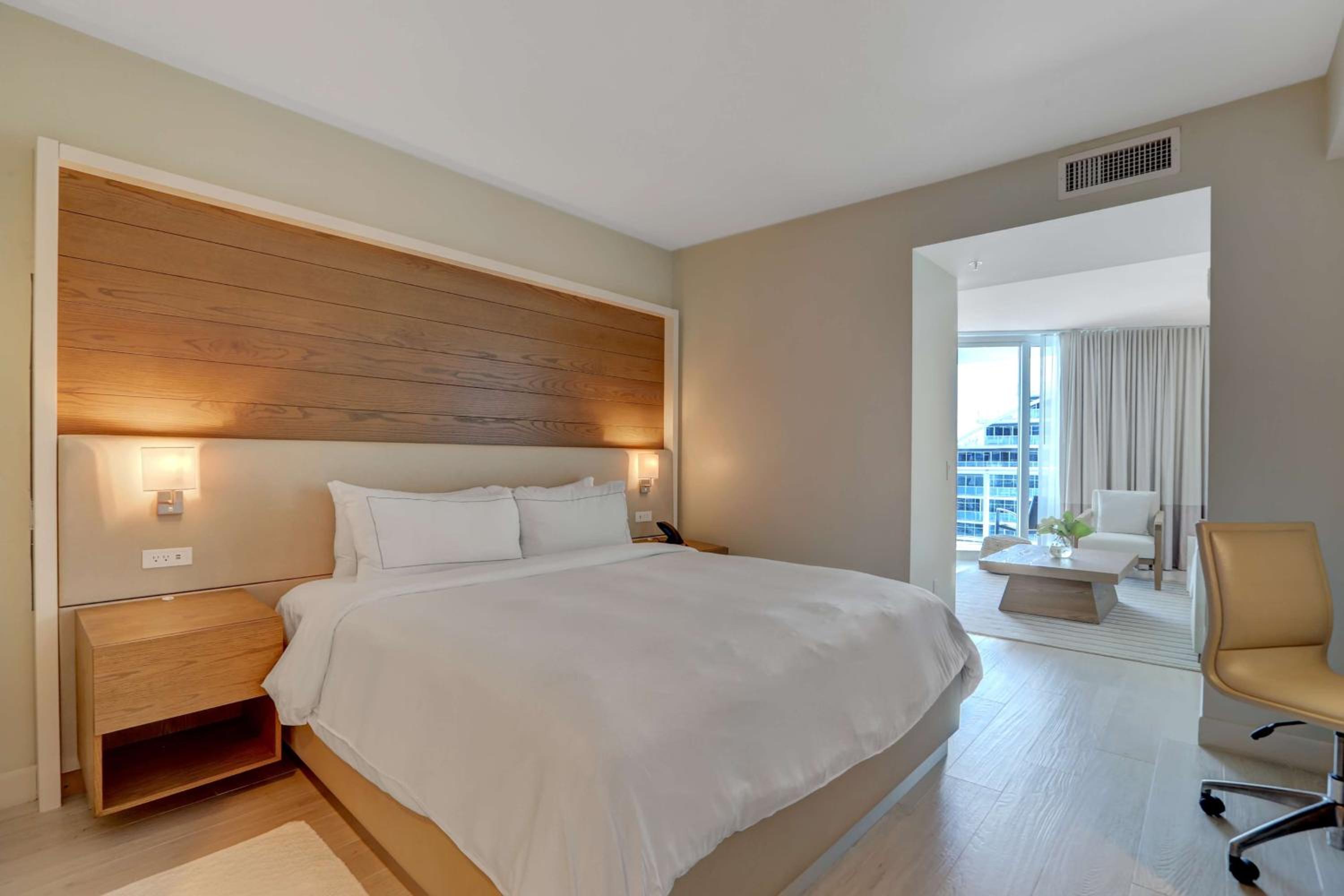Deluxe Junior King Suite - Photo 4