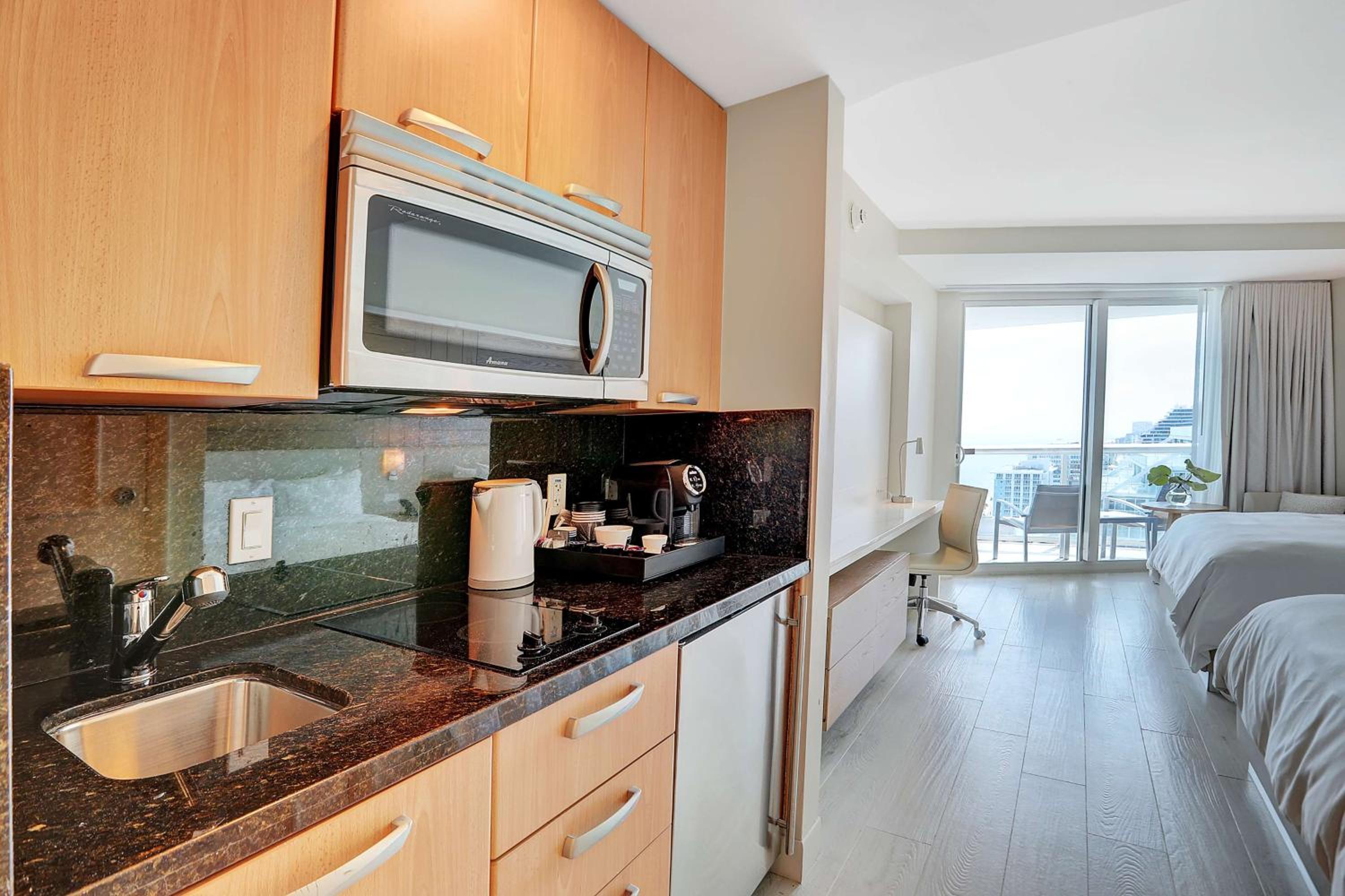 Queen Studio Suite with Ocean View and Mobility Accessible Tub - Photo 3