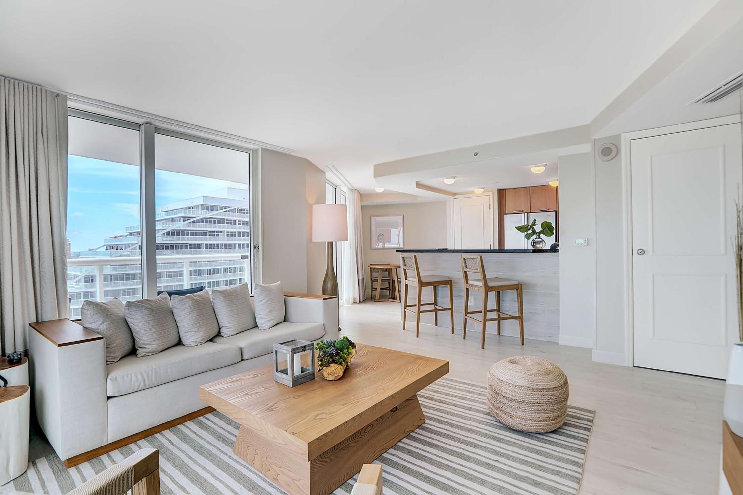 One-Bedroom King Suite with Oceanfront View - Photo 8