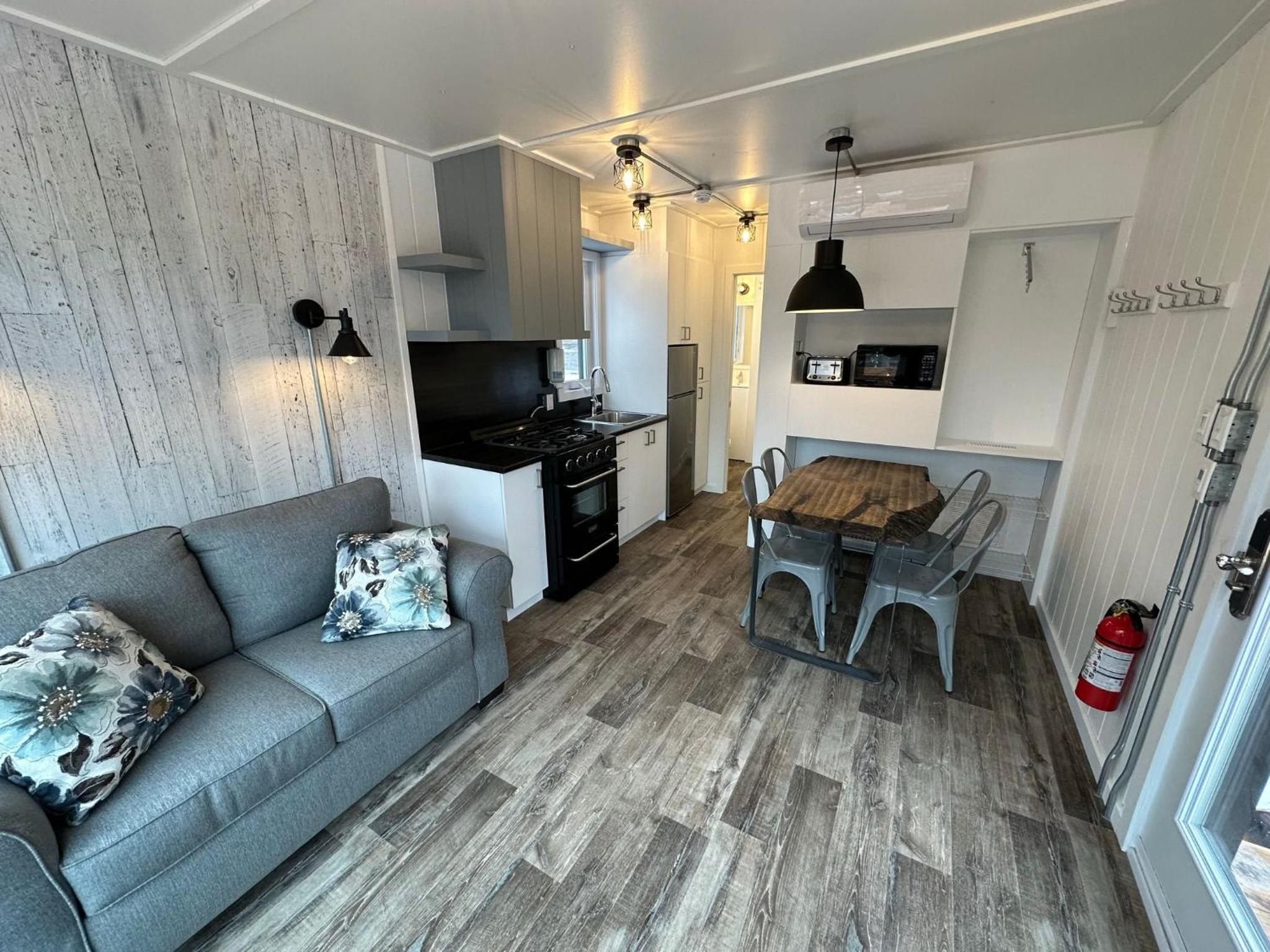 Mobile Home photo 3