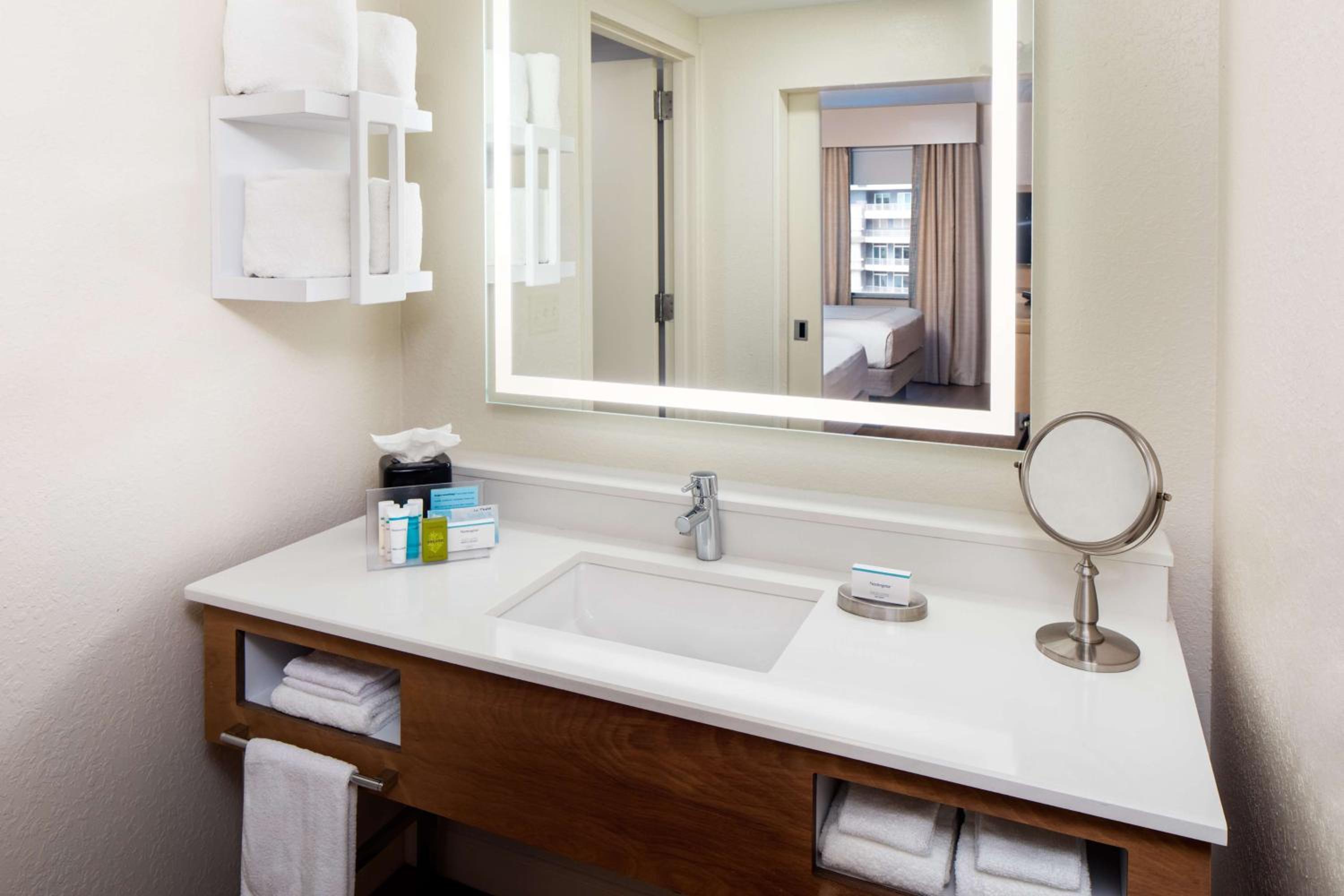 King Studio Suite with Spa Bath - Elite Floor - Photo 8