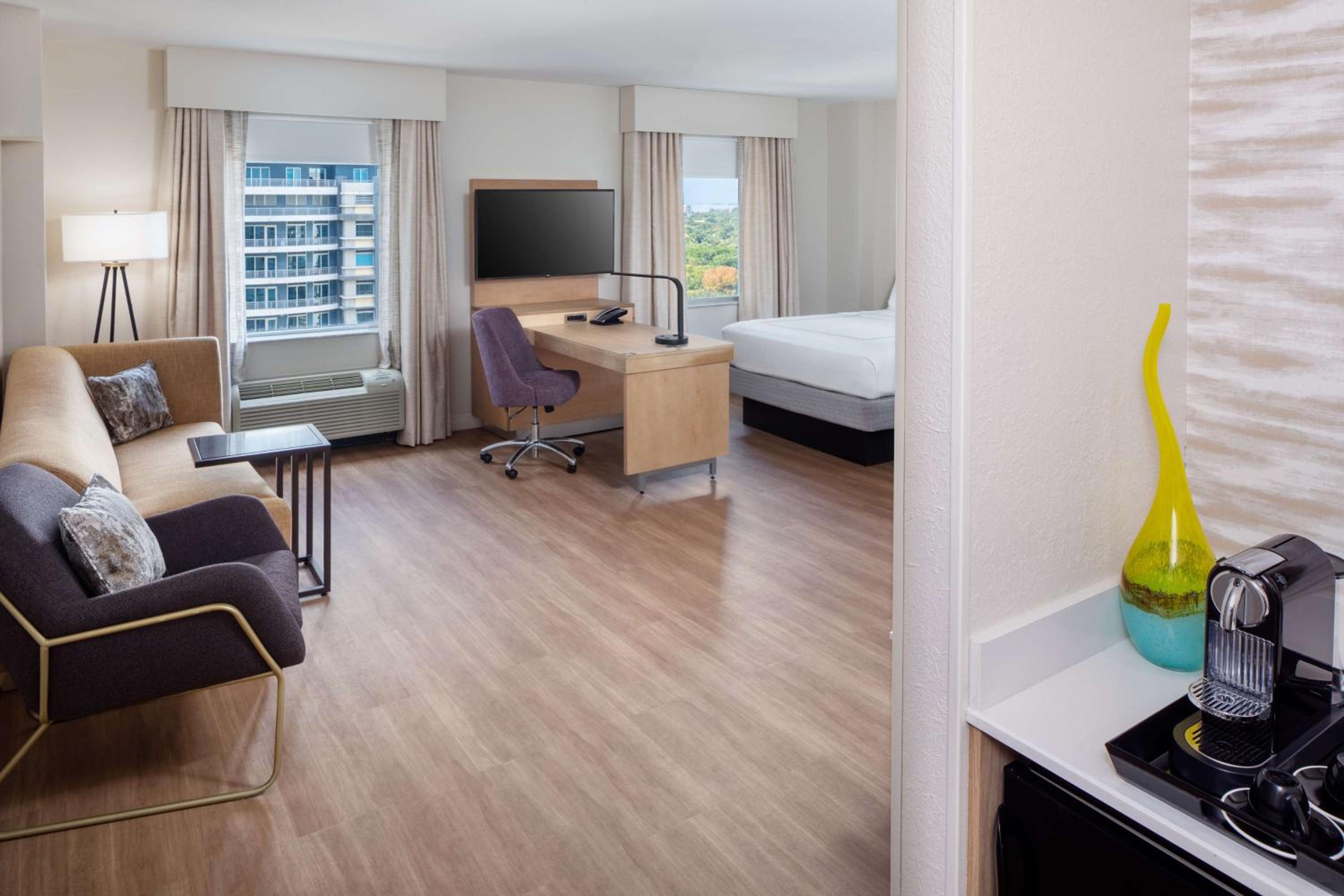 King Studio Suite with Spa Bath - Elite Floor - Photo 5