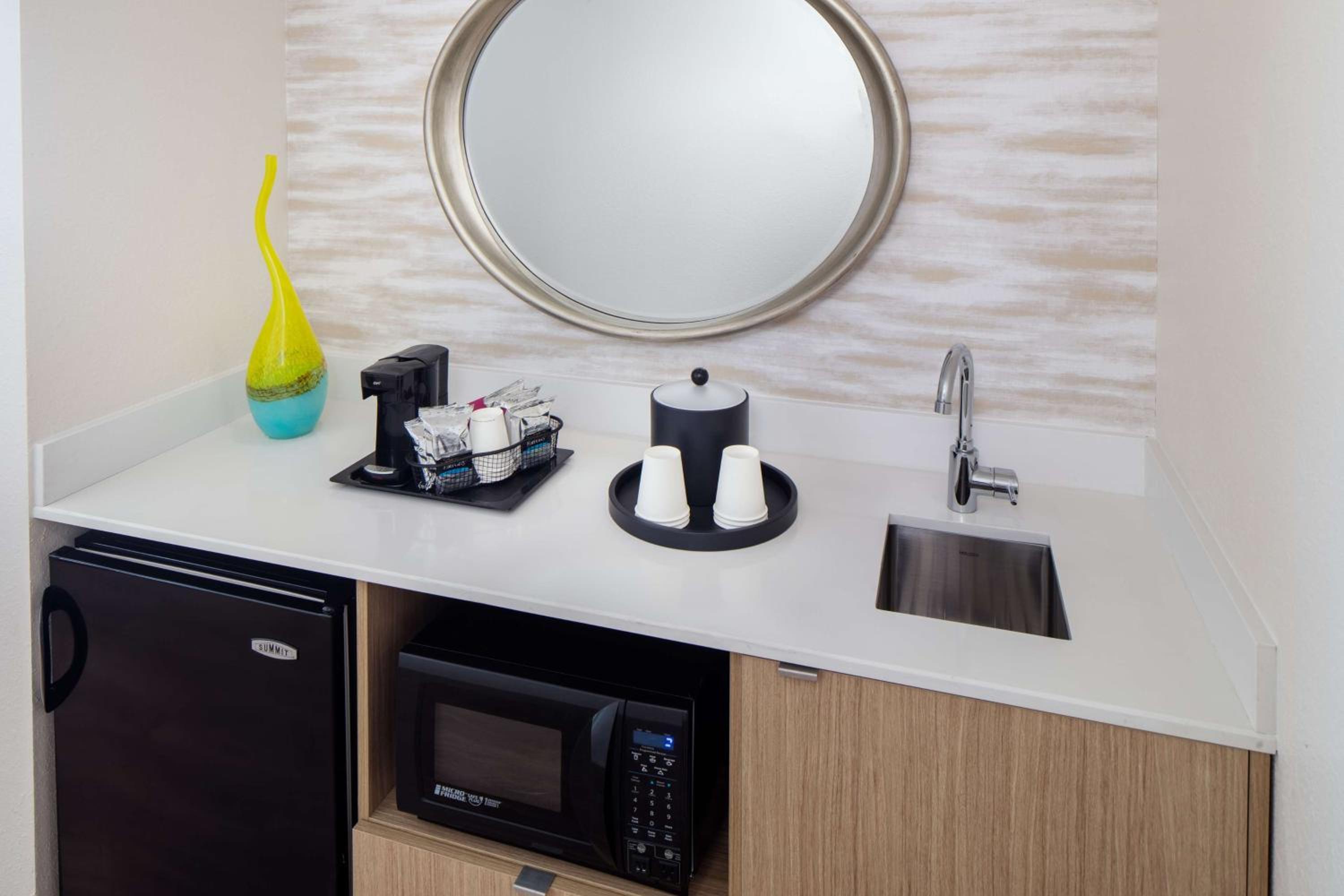 King Studio Suite - Non-Smoking - Photo 6
