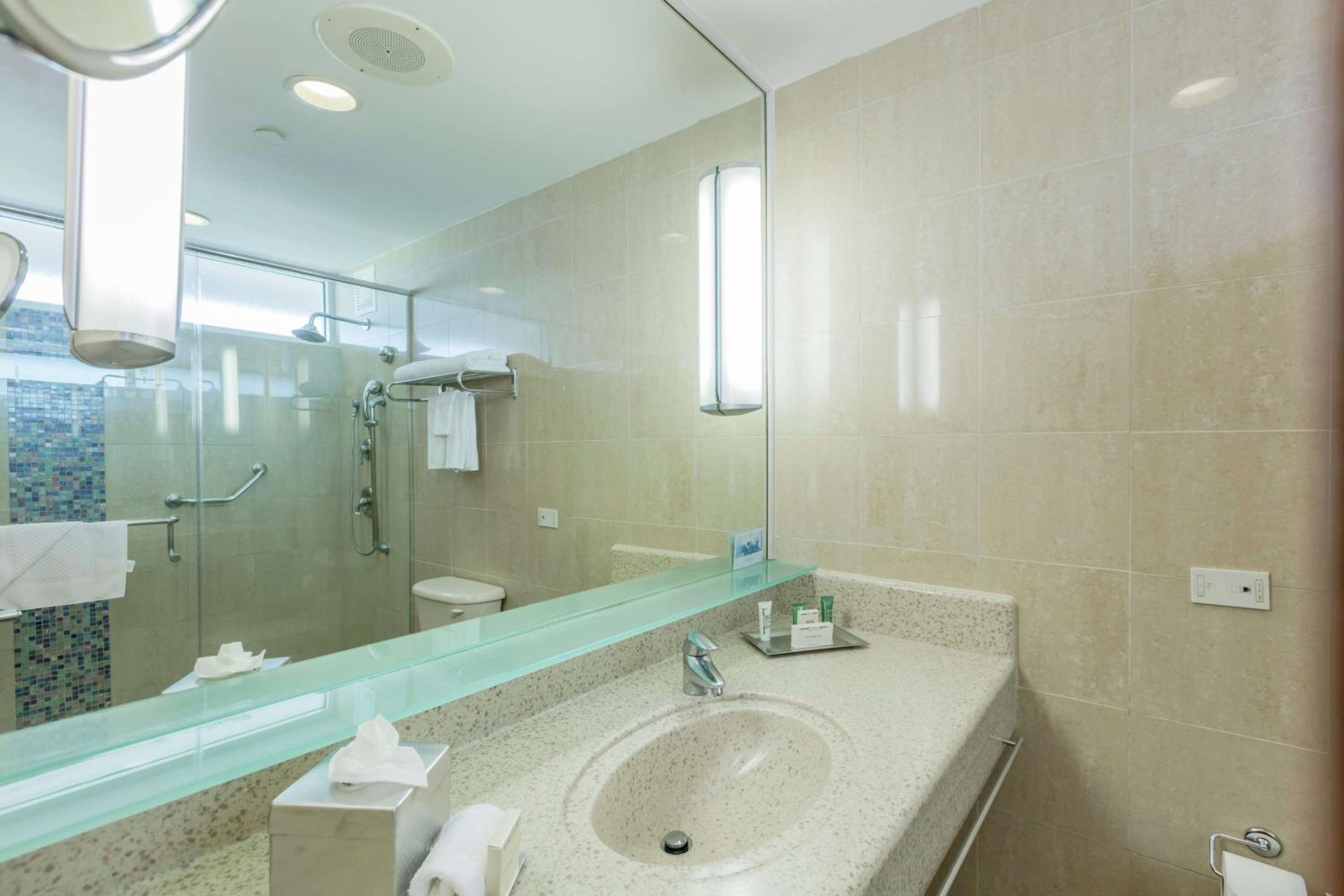 Deluxe King Room with Ocean View and Balcony - Photo 3