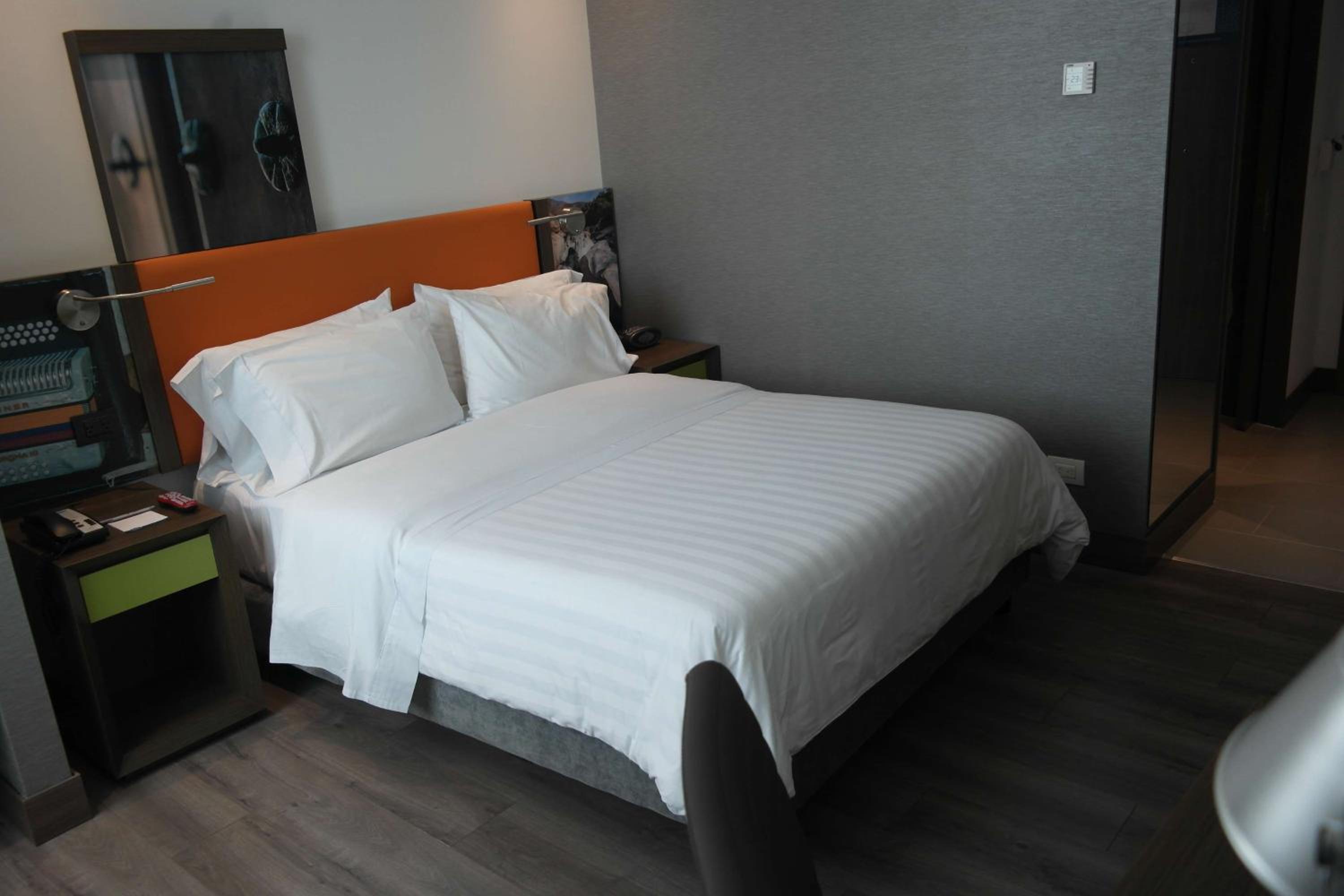 Queen Room photo 2