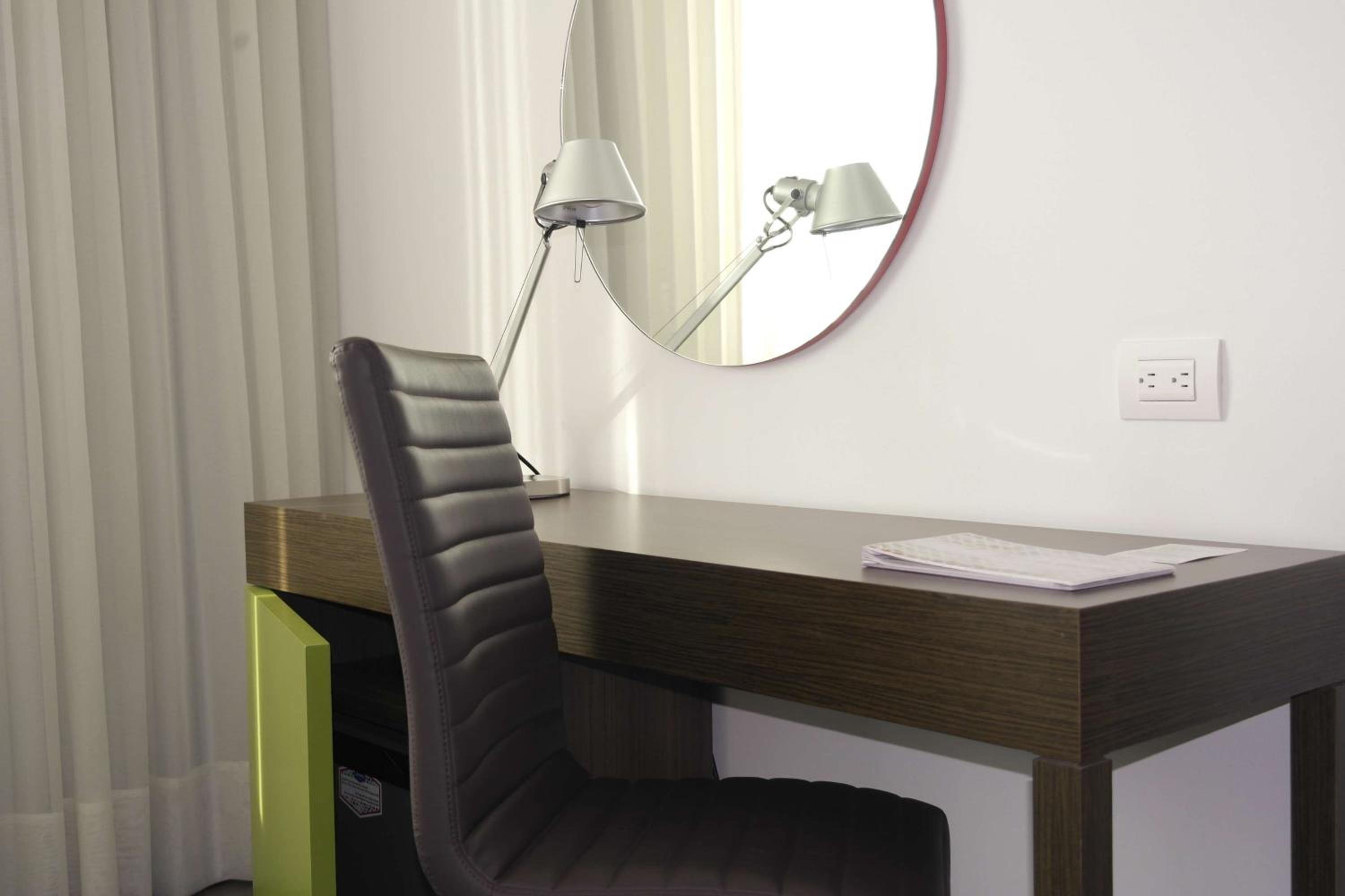 Queen Room with Roll-In Shower - Mobility Access/Non-Smoking photo 2