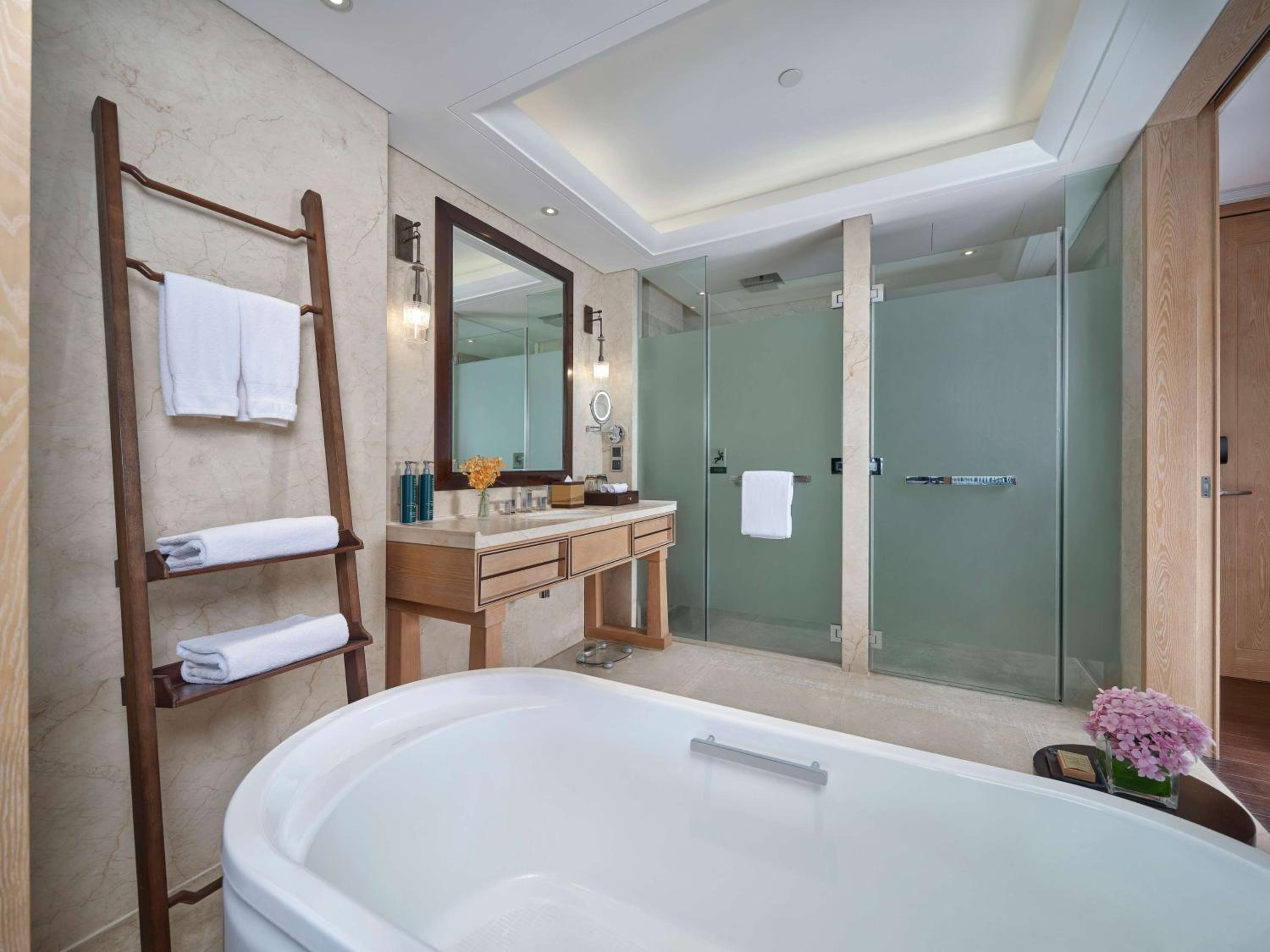 Premier King Room with Lake View