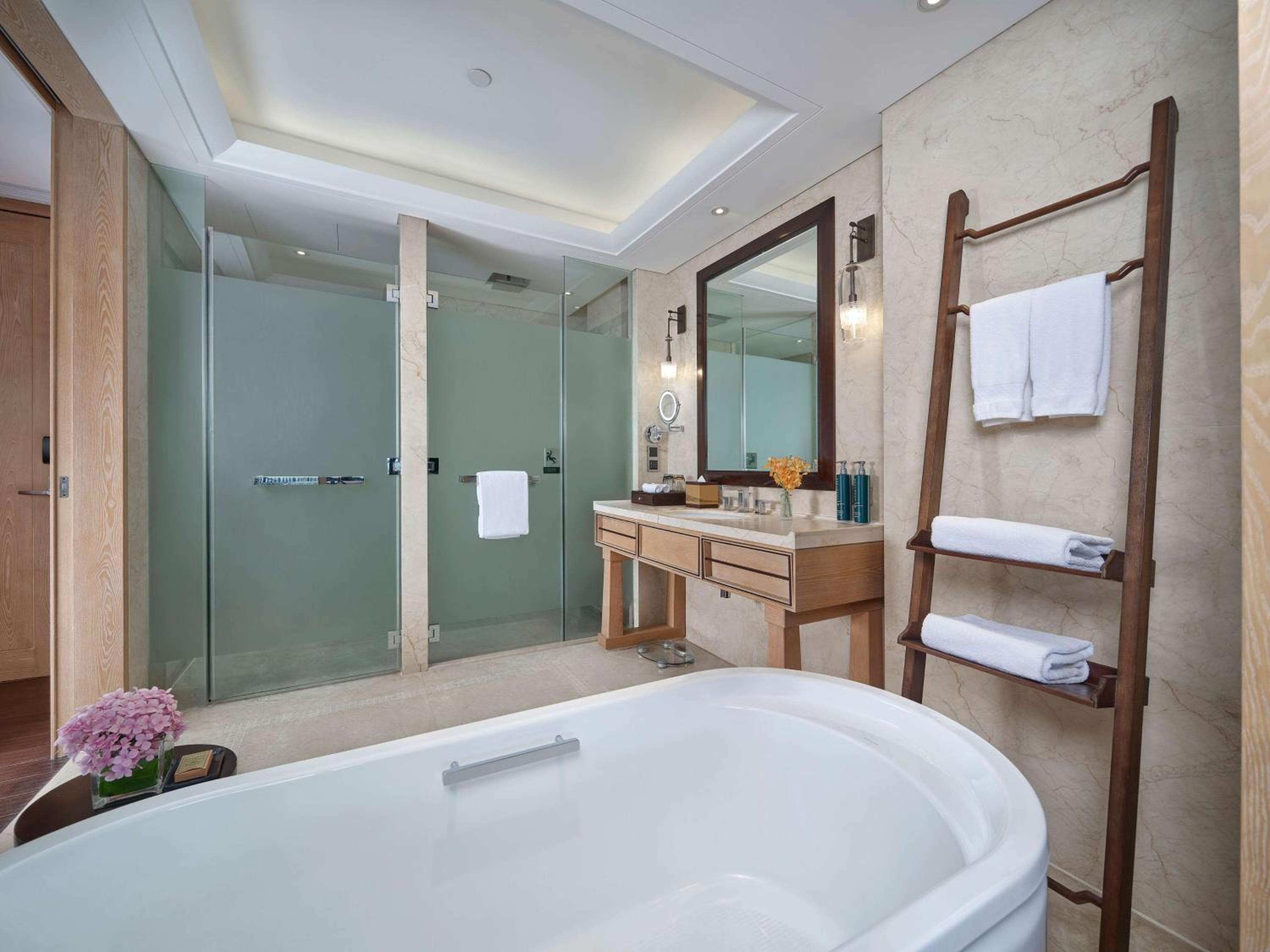 Deluxe King Room with Lake View